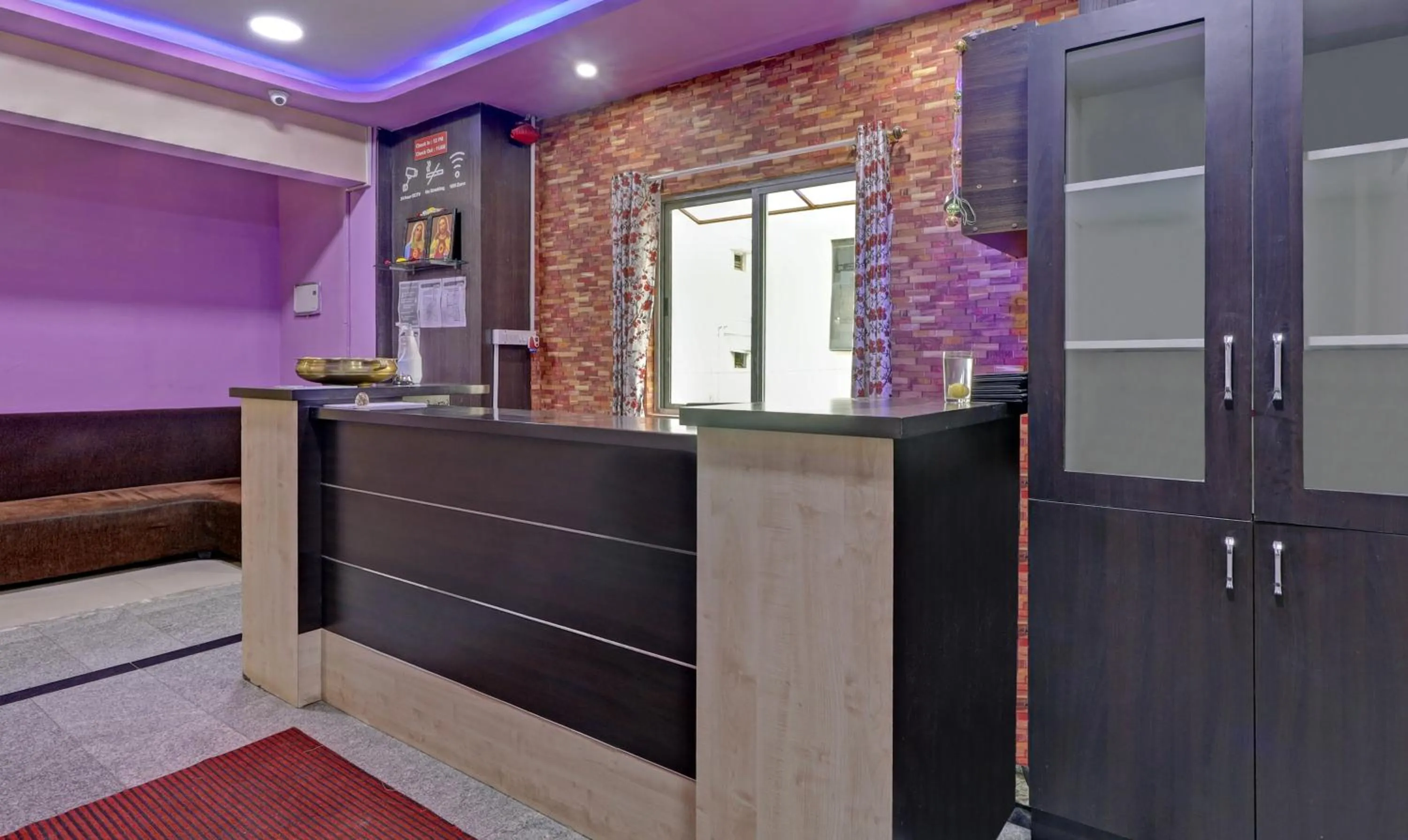 Lobby or reception in Guru Comfort, 100 m from Apollo Hospital