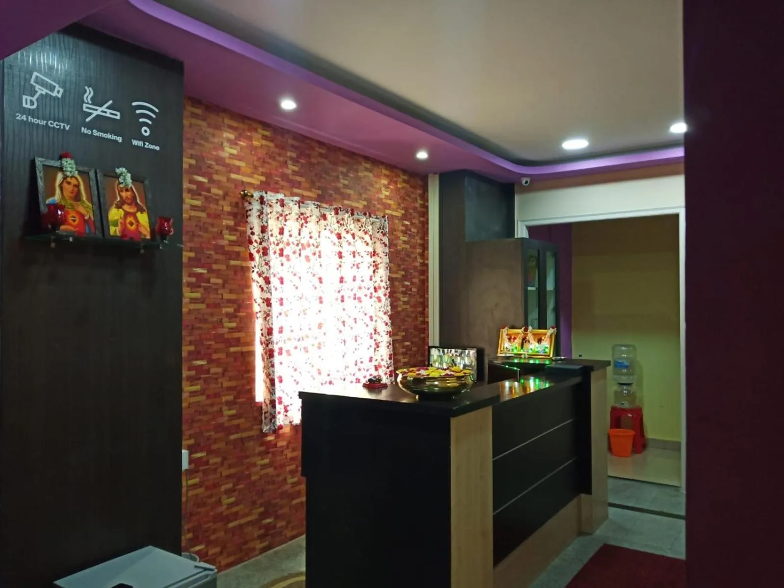 Lobby or reception in Guru Comfort, 100 m from Apollo Hospital