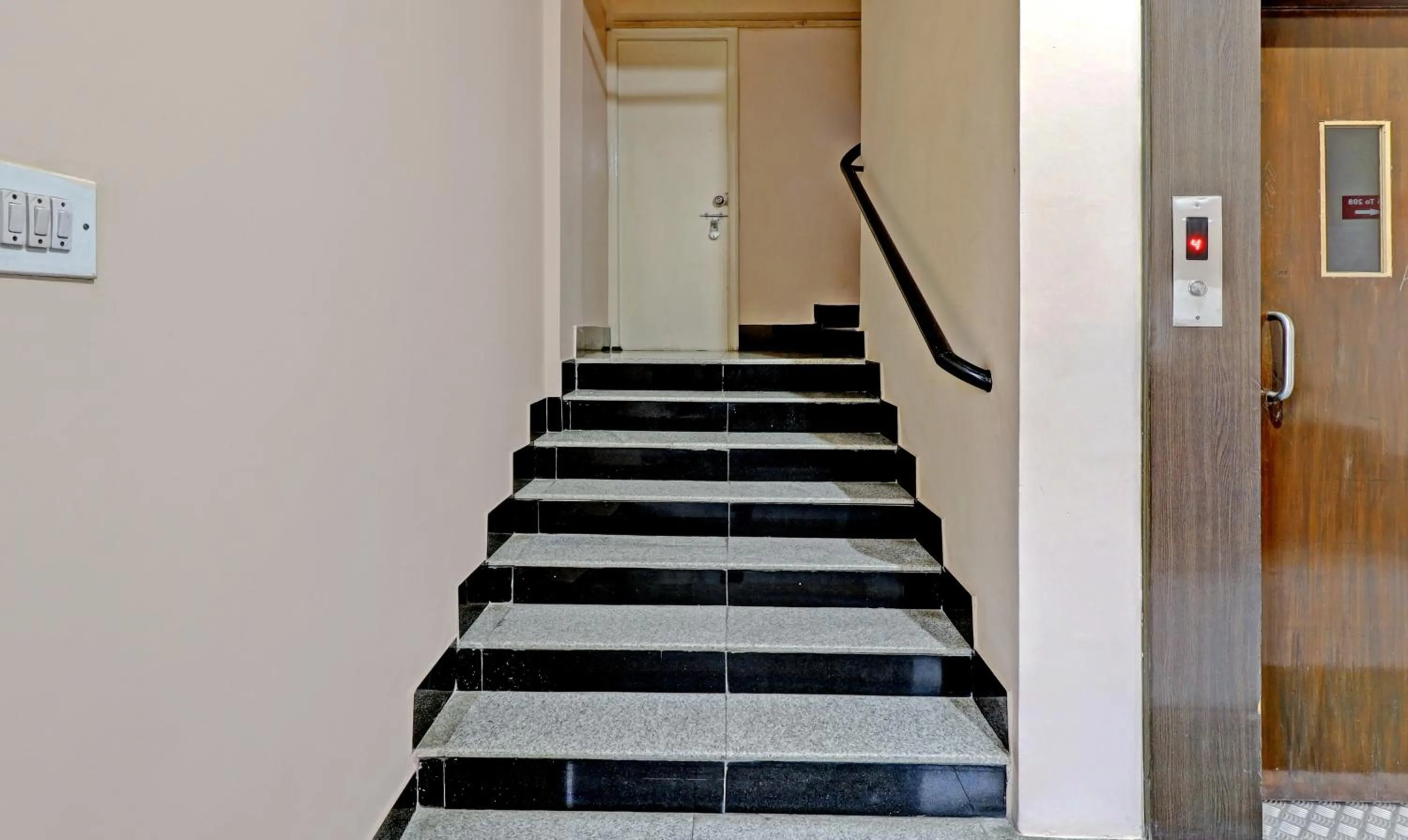 elevator in Guru Comfort, 100 m from Apollo Hospital