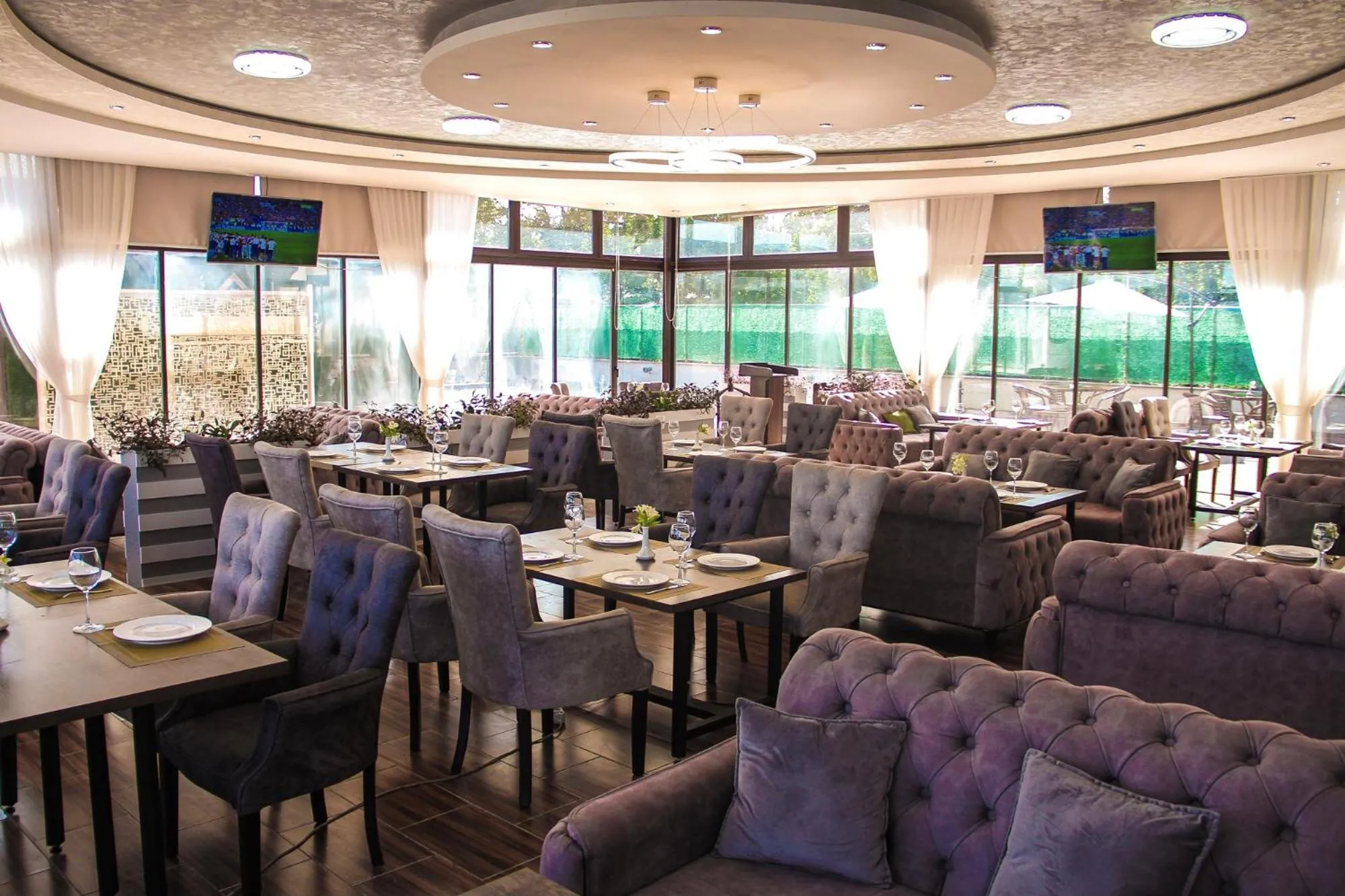 Restaurant/places to eat in Gabrielle International Hotel