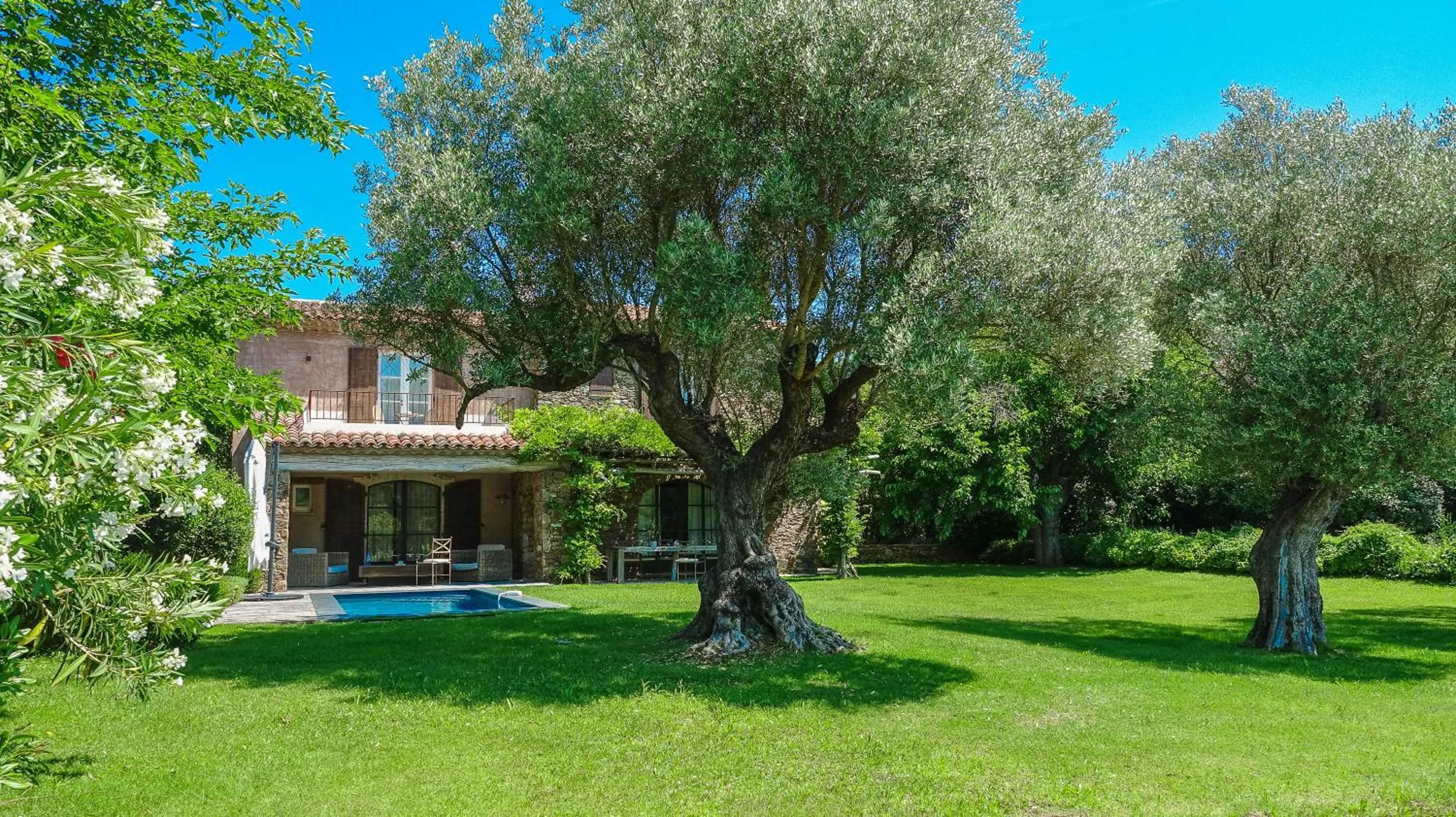 Property building in Domaine Les Mésanges