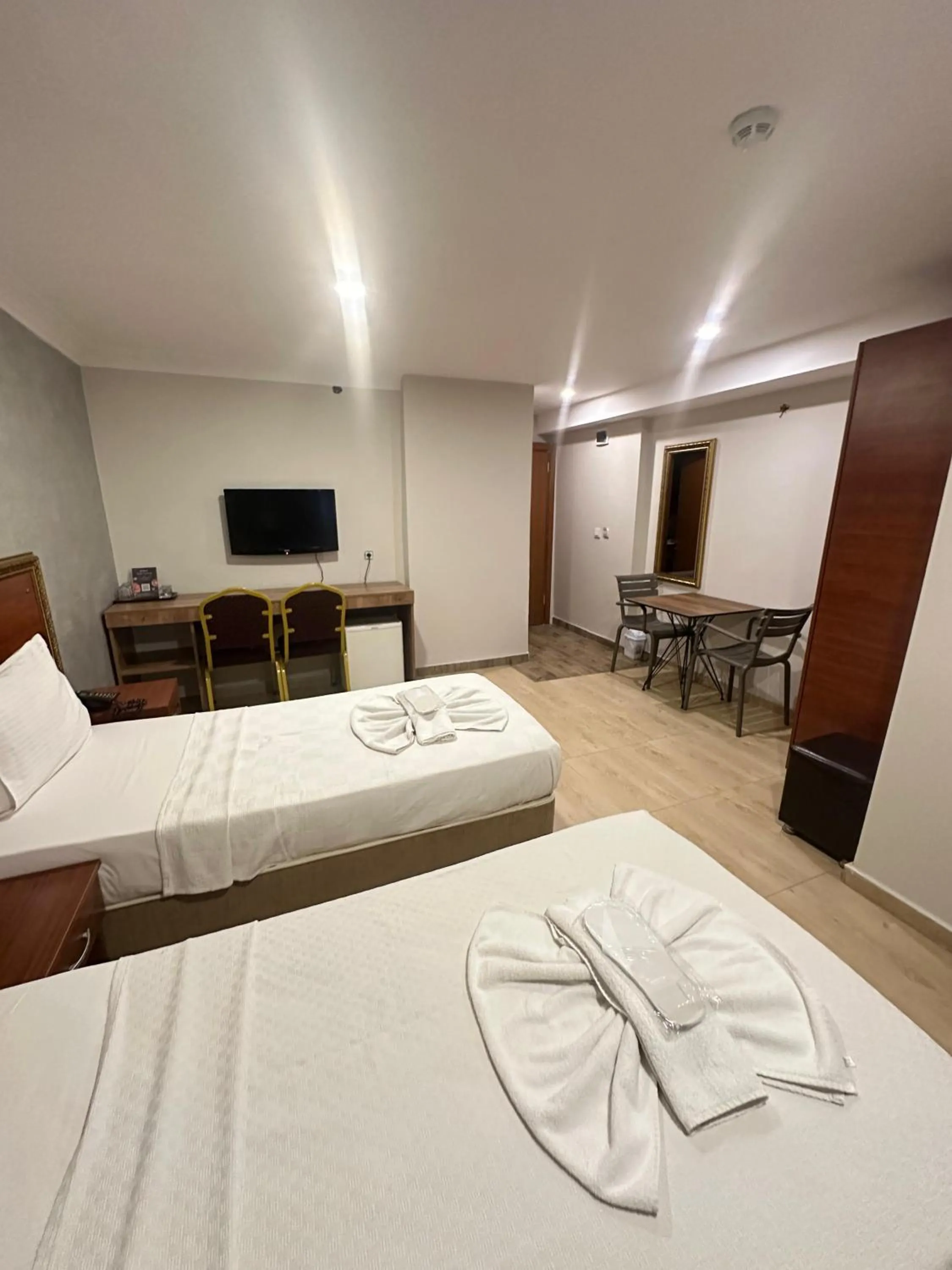 Communal lounge/ TV room, Bed in Hotel Real Life