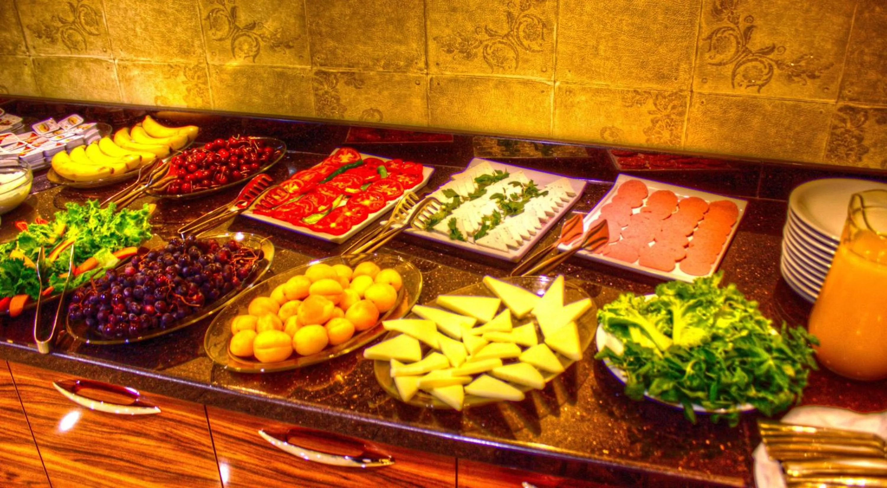 Food and drinks in Hotel Real Life