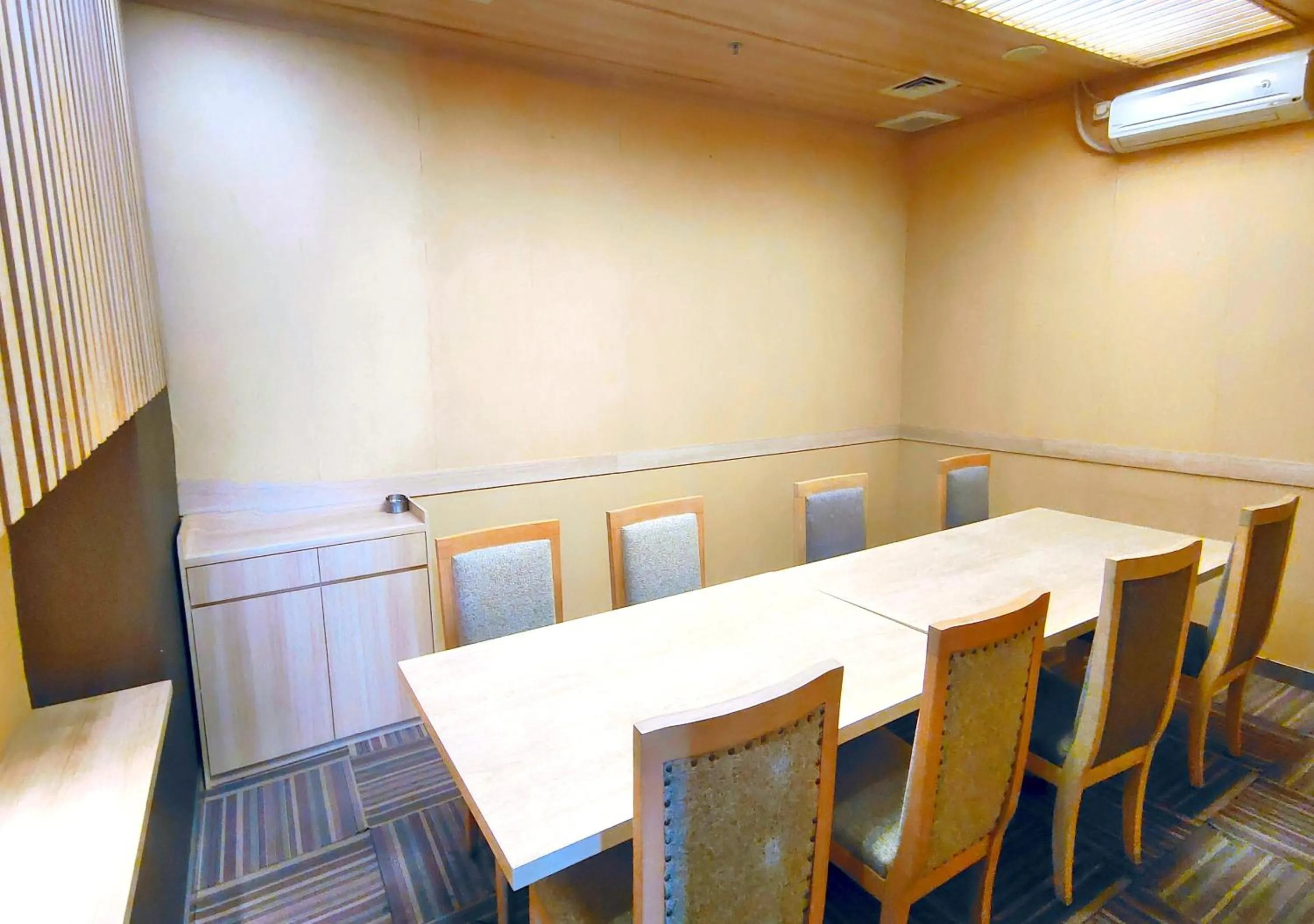 Restaurant/places to eat in Le Premier Hotel Deltamas