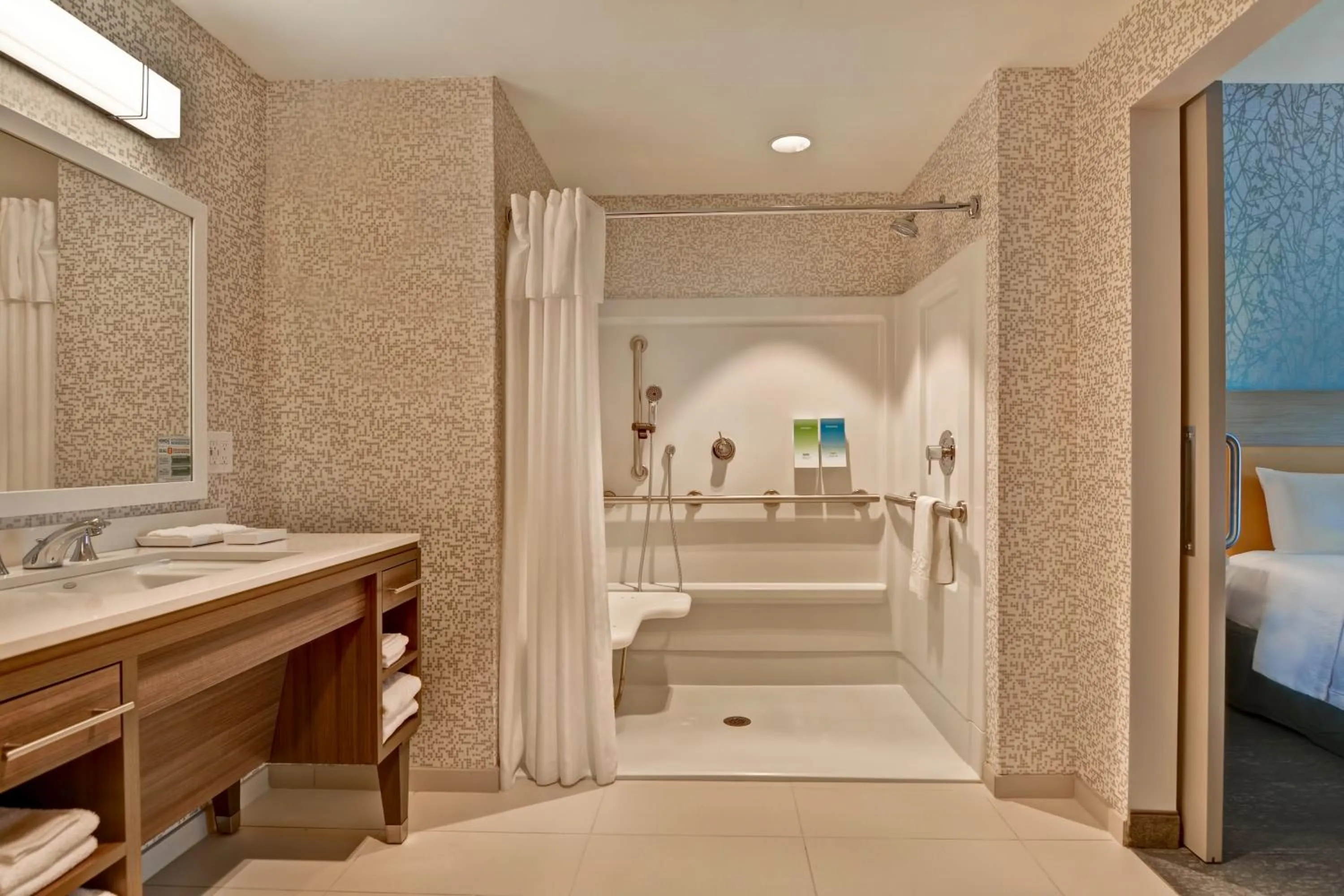 Bathroom, Bed in Home2 Suites By Hilton Naples I-75 Pine Ridge Road