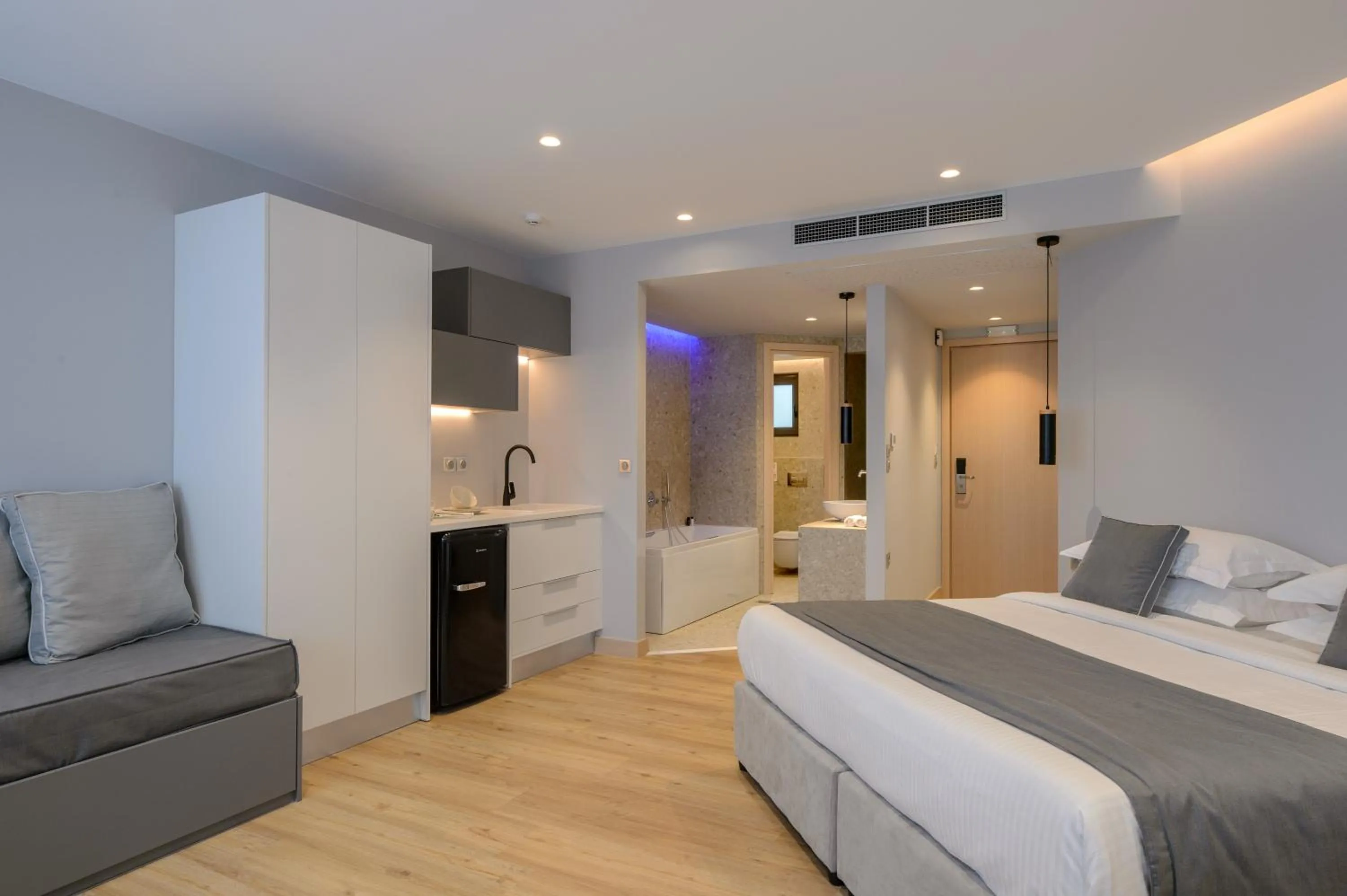 Hot Tub, Bed in The Convo Syngrou Apartments