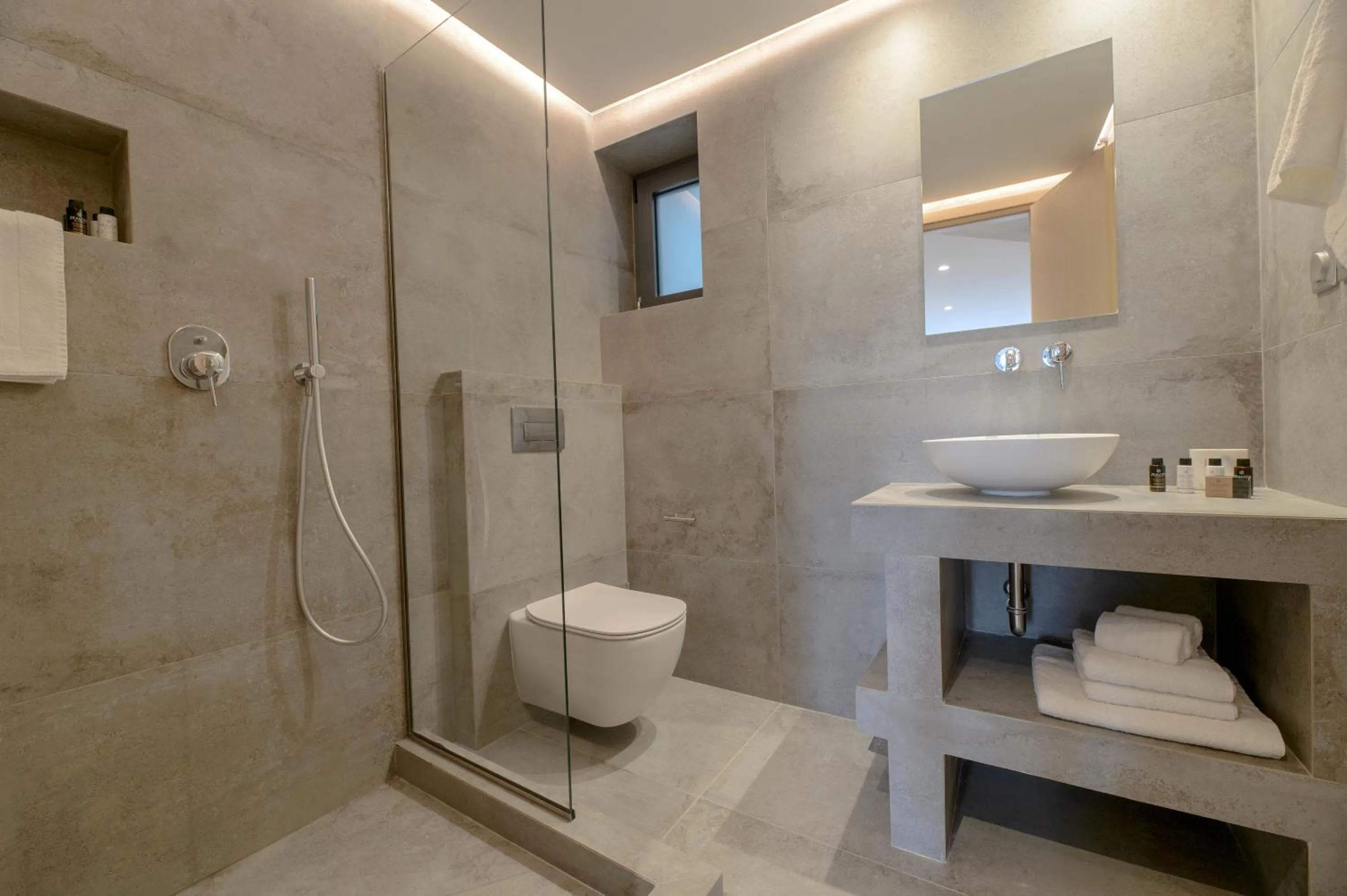 Shower in The Convo Syngrou Apartments