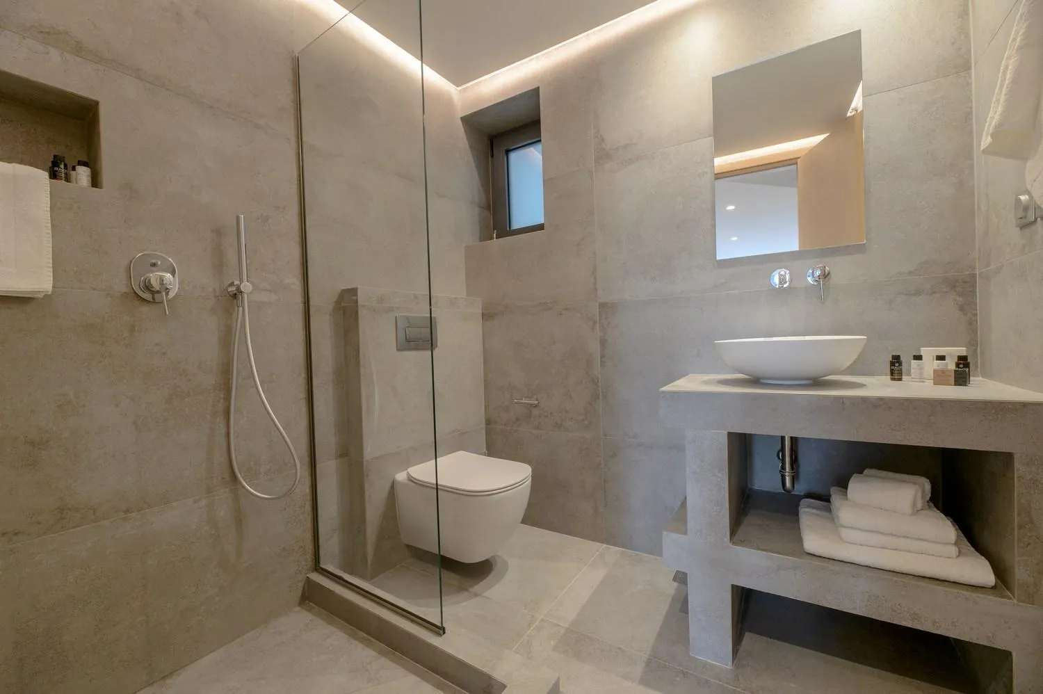 Shower in The Convo Syngrou Apartments