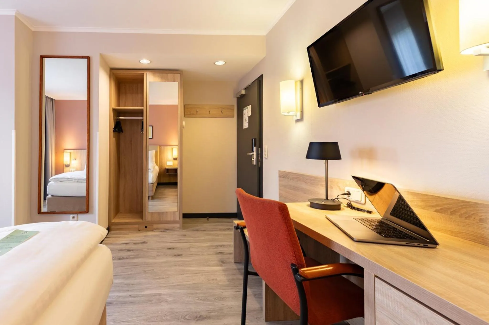 Photo of the whole room, Bed in Garner Hotel Bremen North by IHG