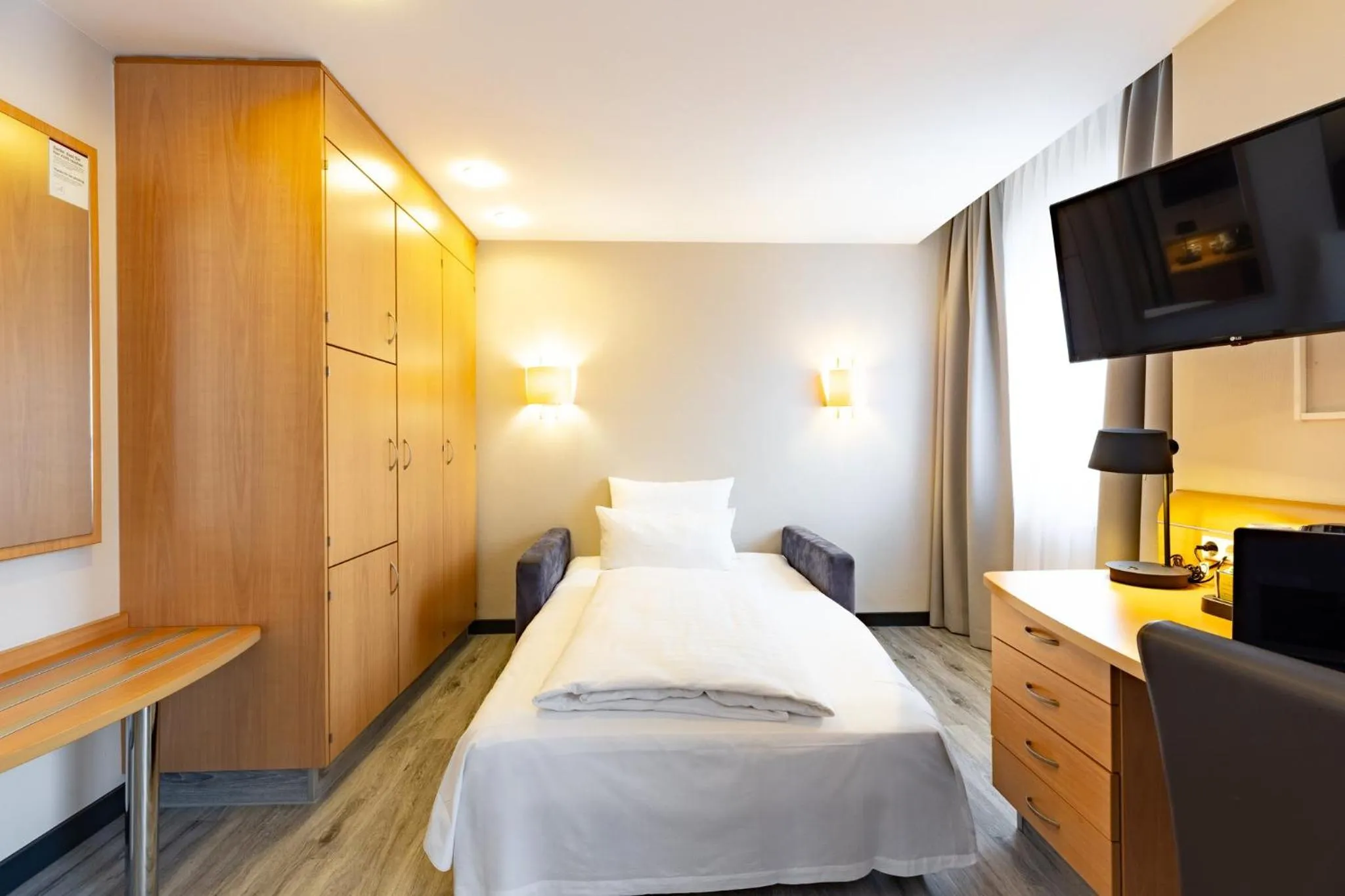 Photo of the whole room, Bed in Garner Hotel Bremen North by IHG
