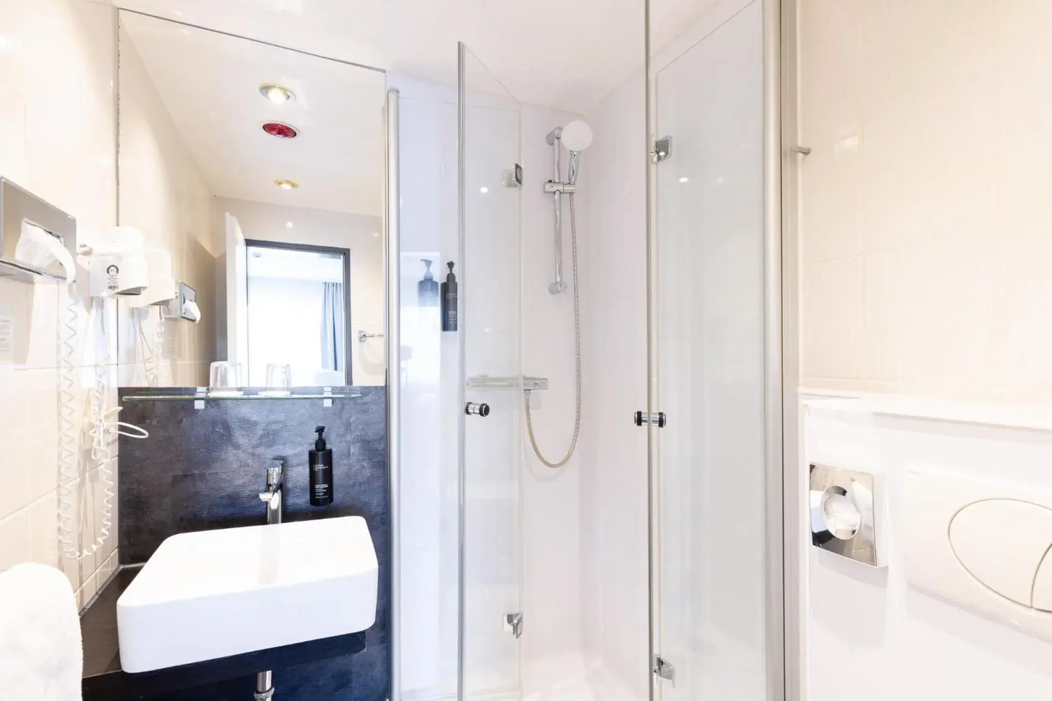 Standard Double Family Room with Sofa Bed - single occupancy in Garner Hotel Bremen North by IHG Standard Double Family Room with Sofa Bed - single occupancy in Garner Hotel Bremen North by IHG