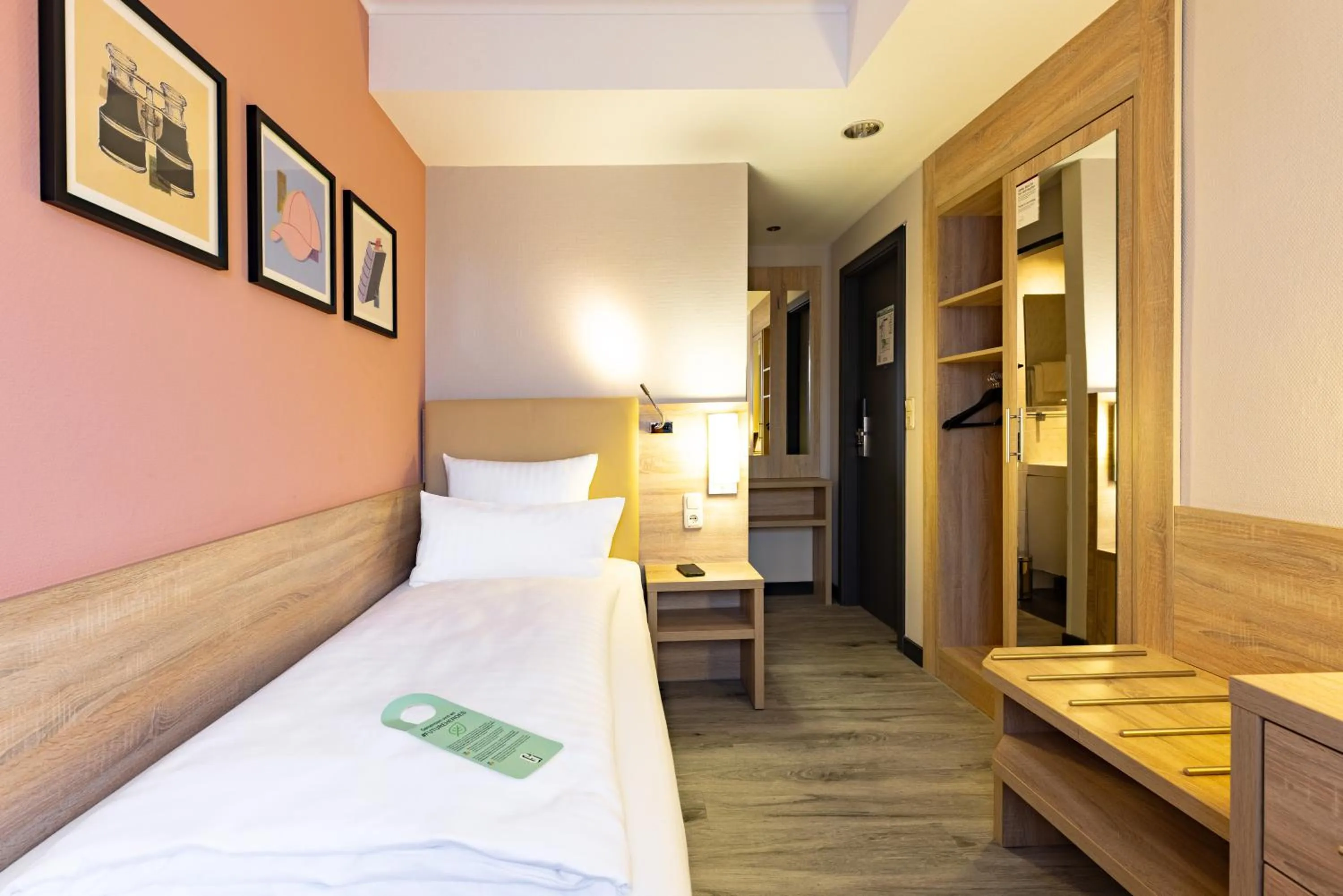 Photo of the whole room, Bed in Garner Hotel Bremen North by IHG