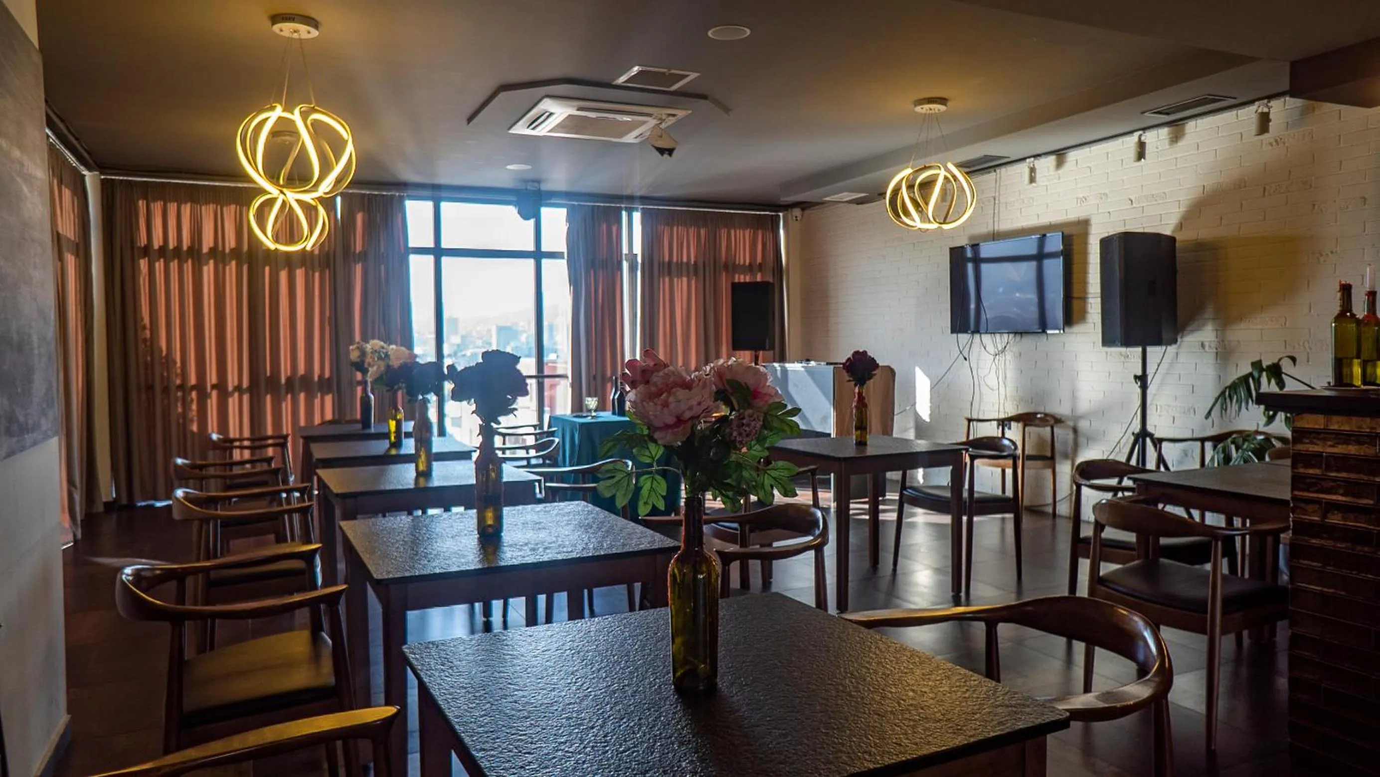 Restaurant/places to eat in TM Apart Hotel