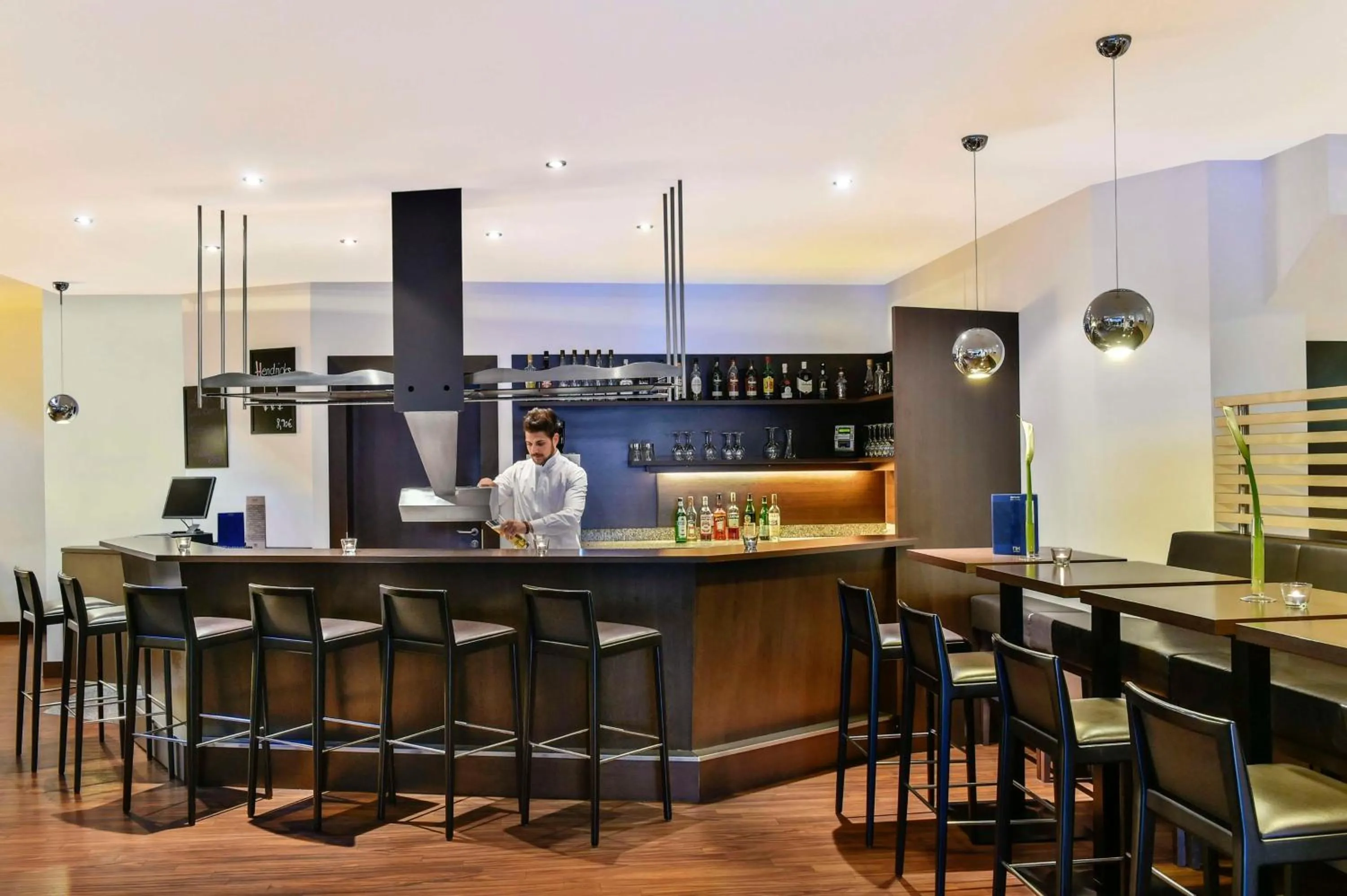 Lounge or bar in NH Mannheim Viernheim