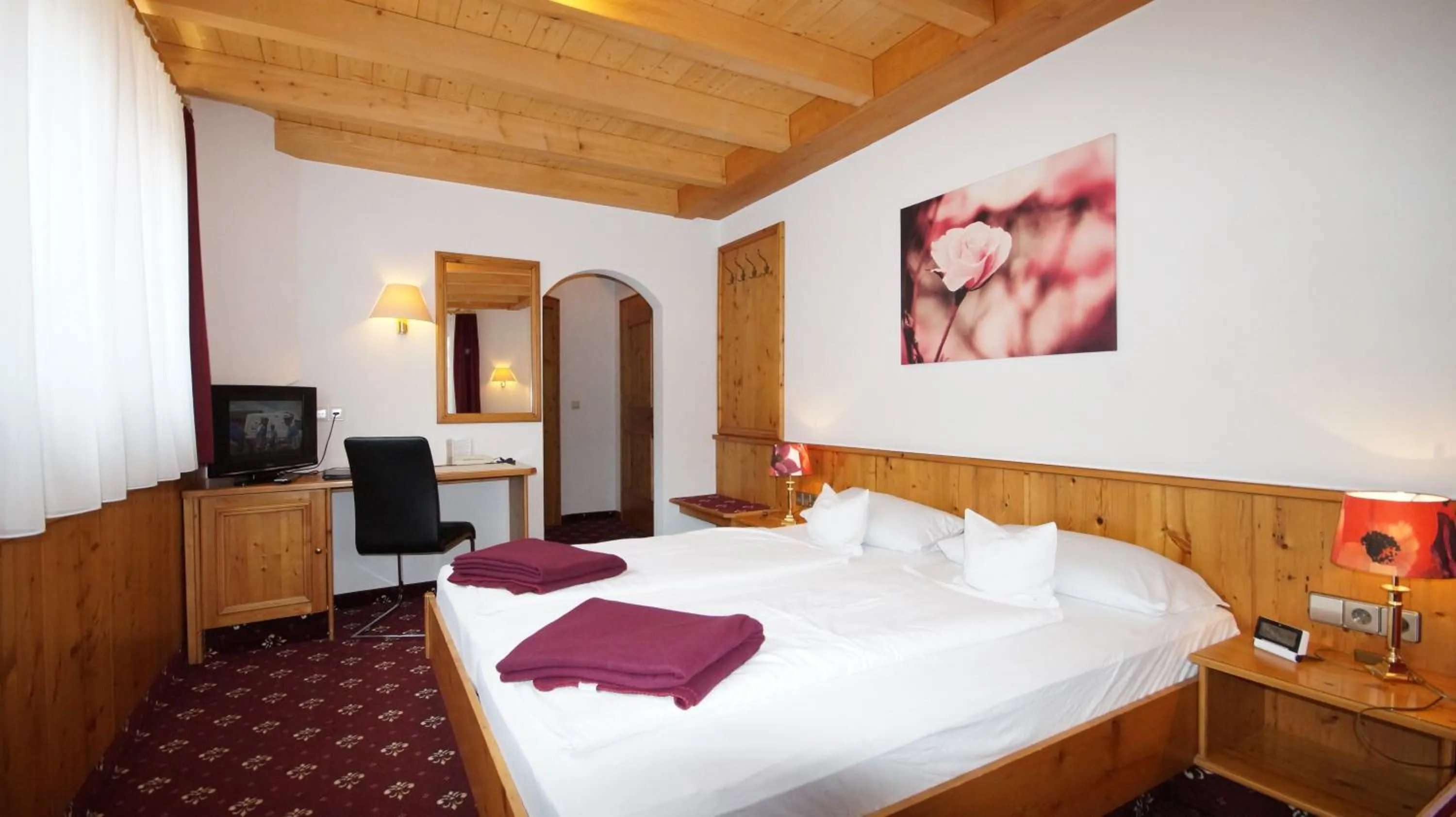 Photo of the whole room, Bed in Hotel Schwarzenbergs Traube