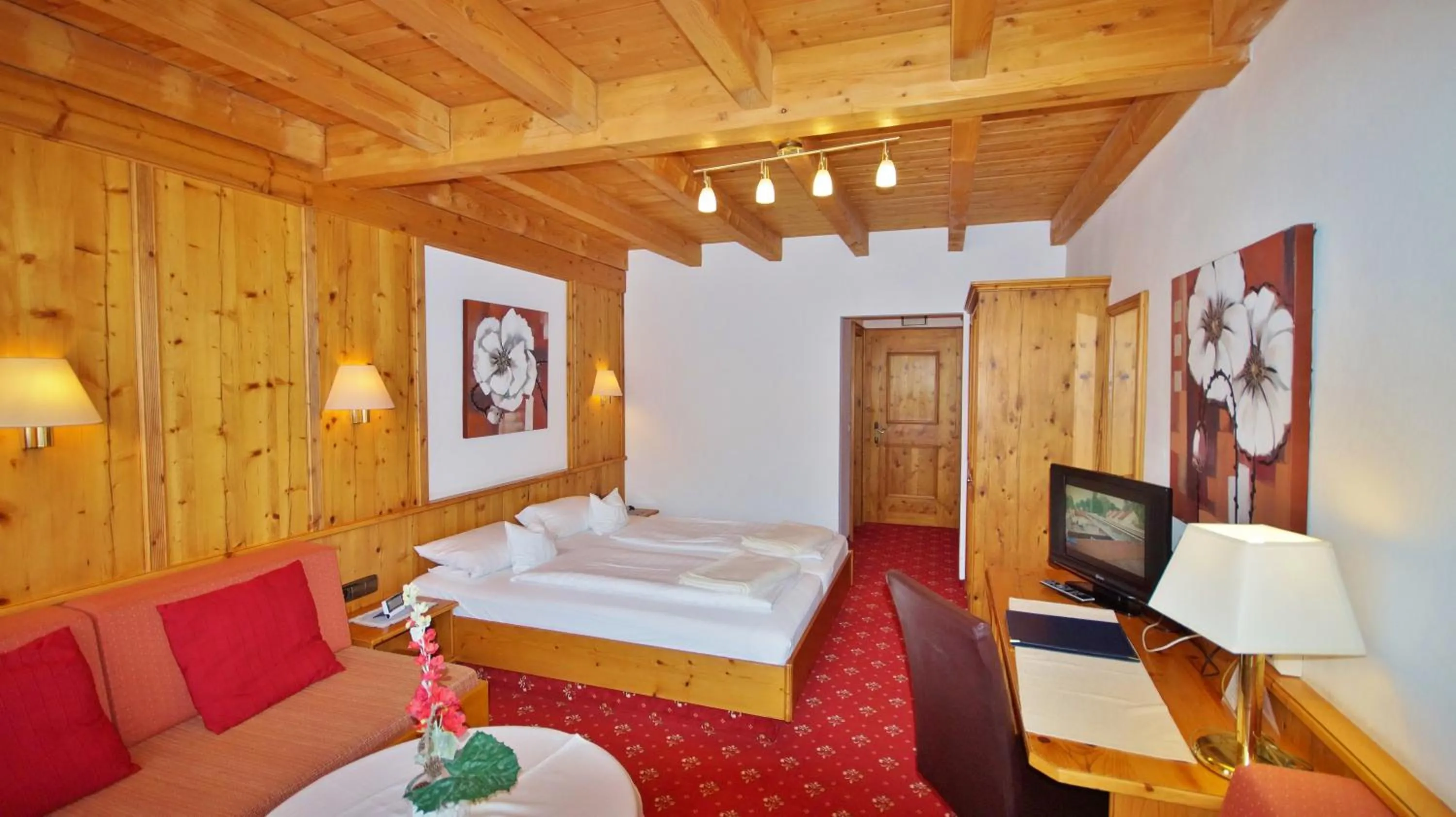 Photo of the whole room, Bed in Hotel Schwarzenbergs Traube