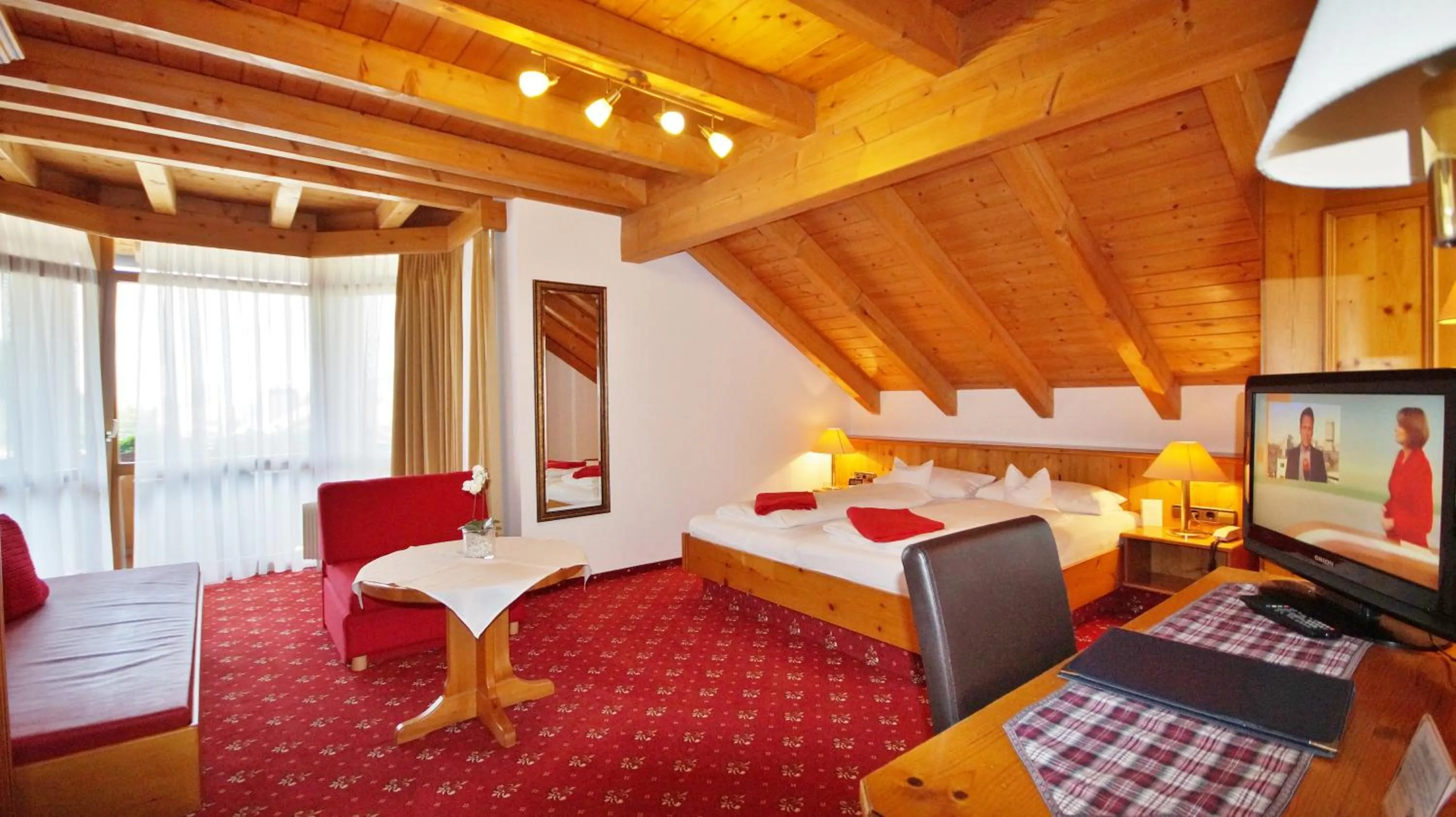 Photo of the whole room, Bed in Hotel Schwarzenbergs Traube