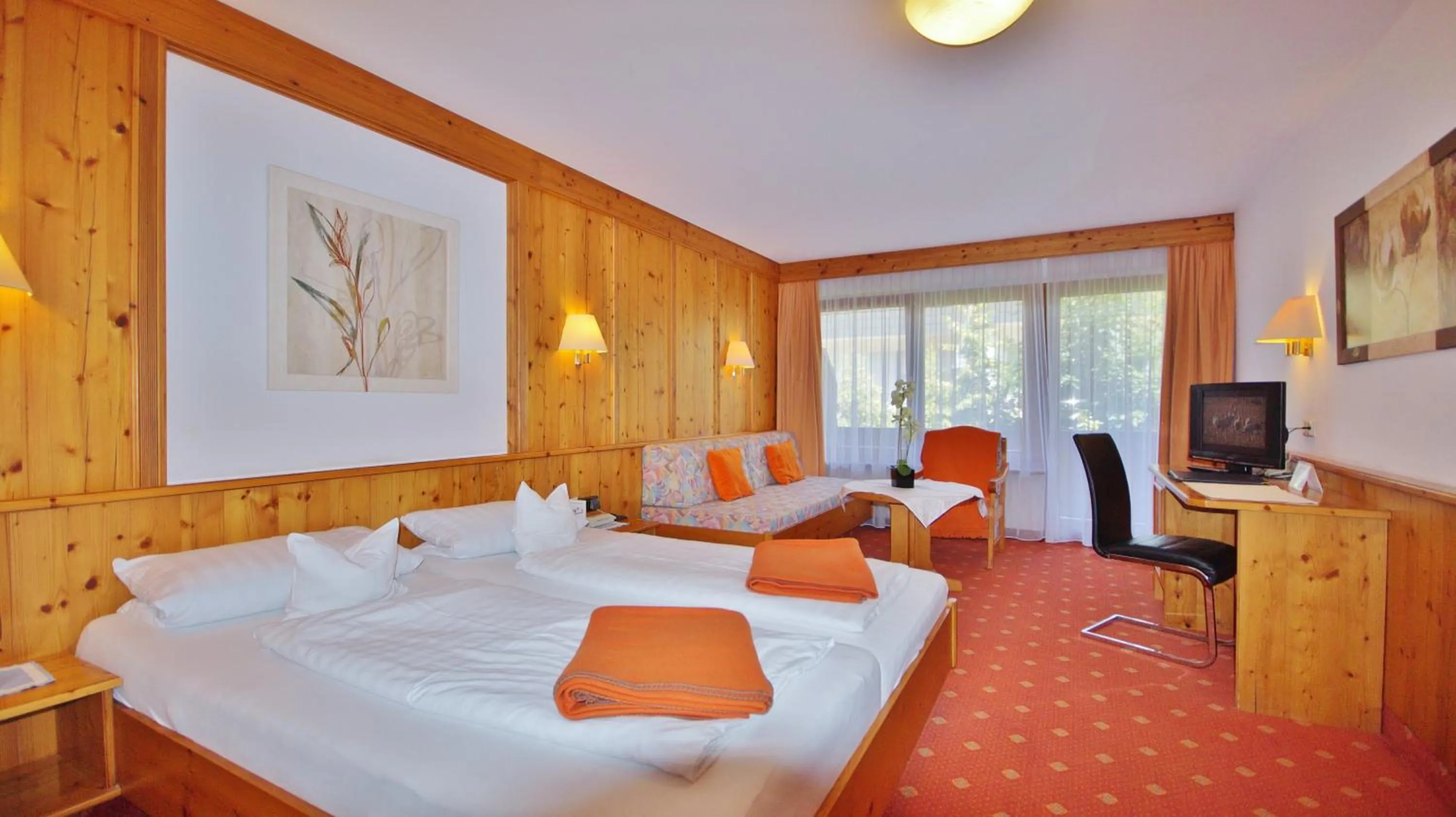 Photo of the whole room, Bed in Hotel Schwarzenbergs Traube