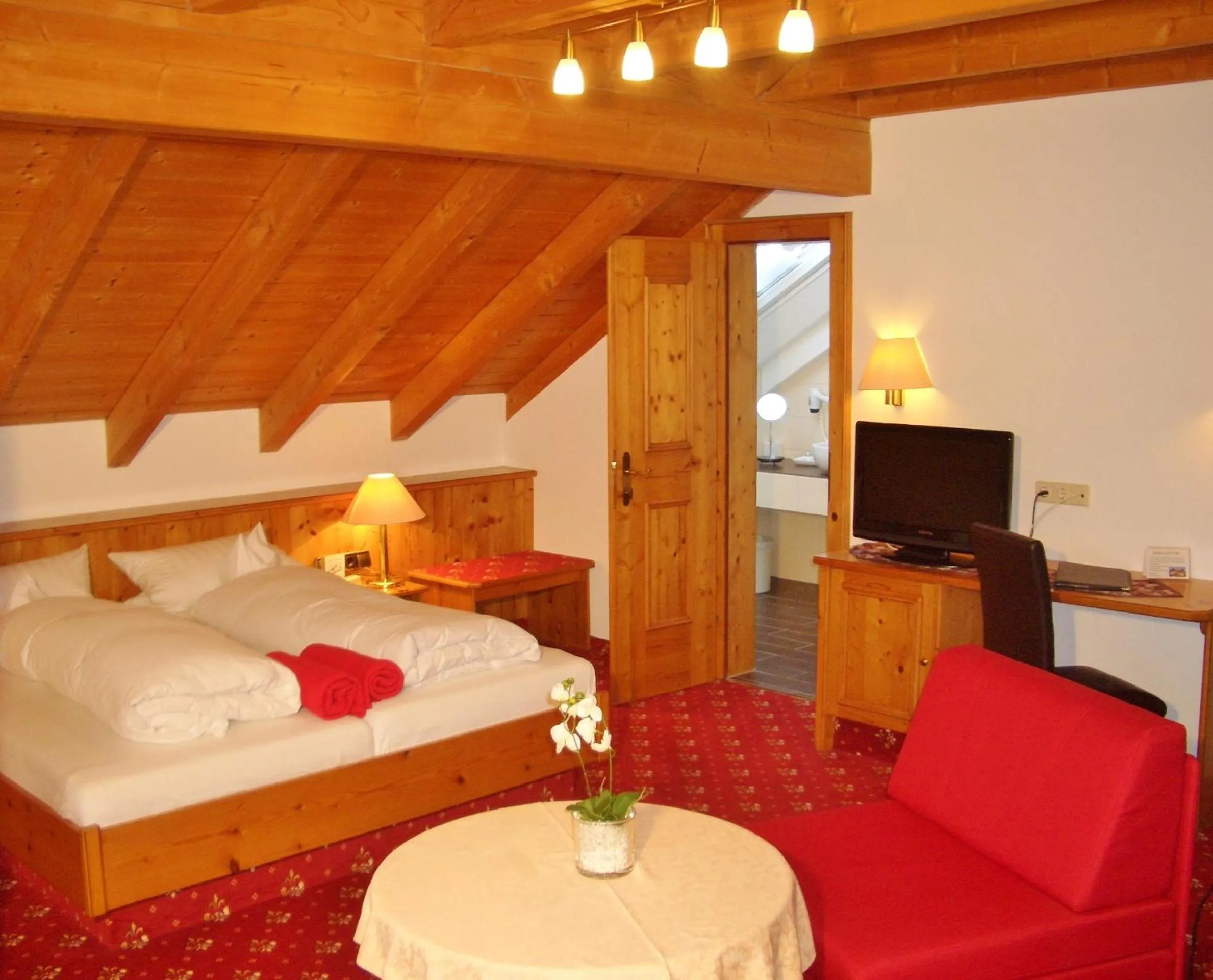 Photo of the whole room, Bed in Hotel Schwarzenbergs Traube