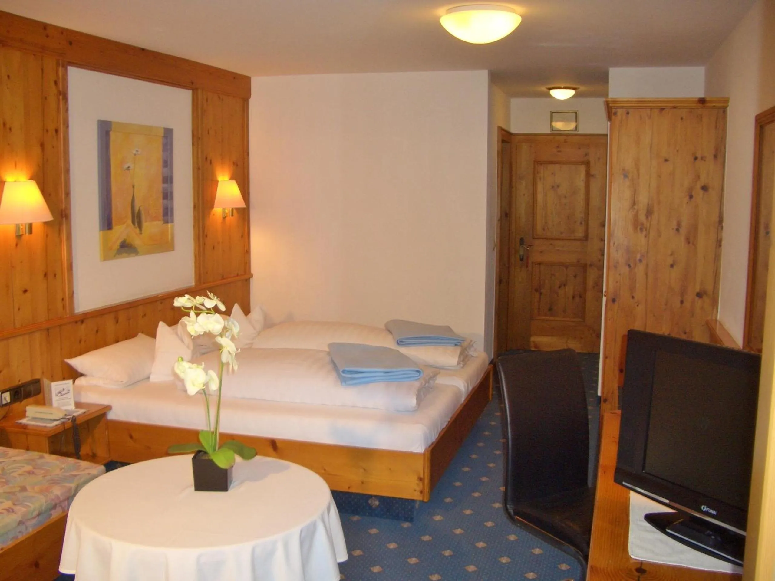 Photo of the whole room, Bed in Hotel Schwarzenbergs Traube