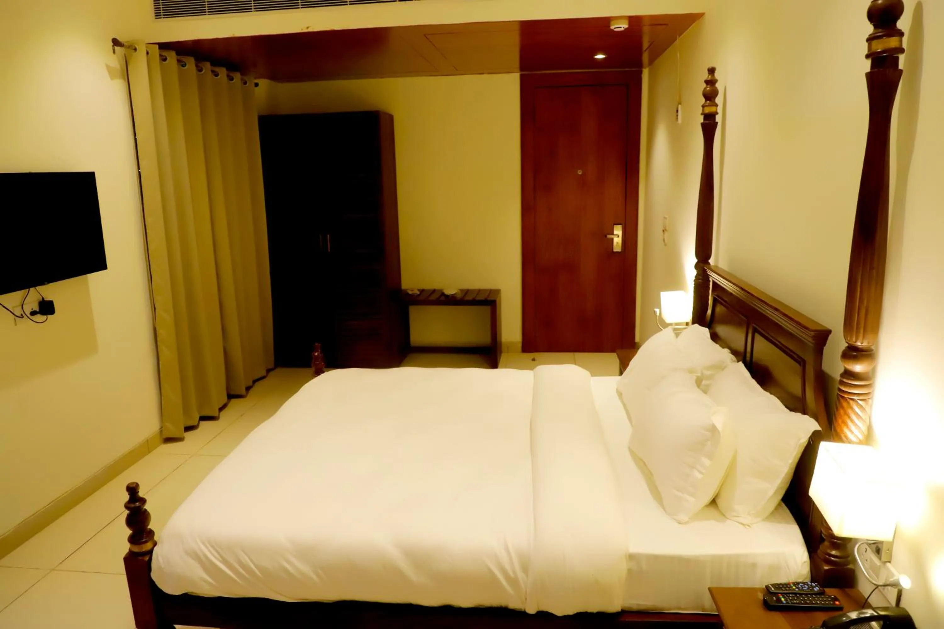 Photo of the whole room in The Vrindwoods