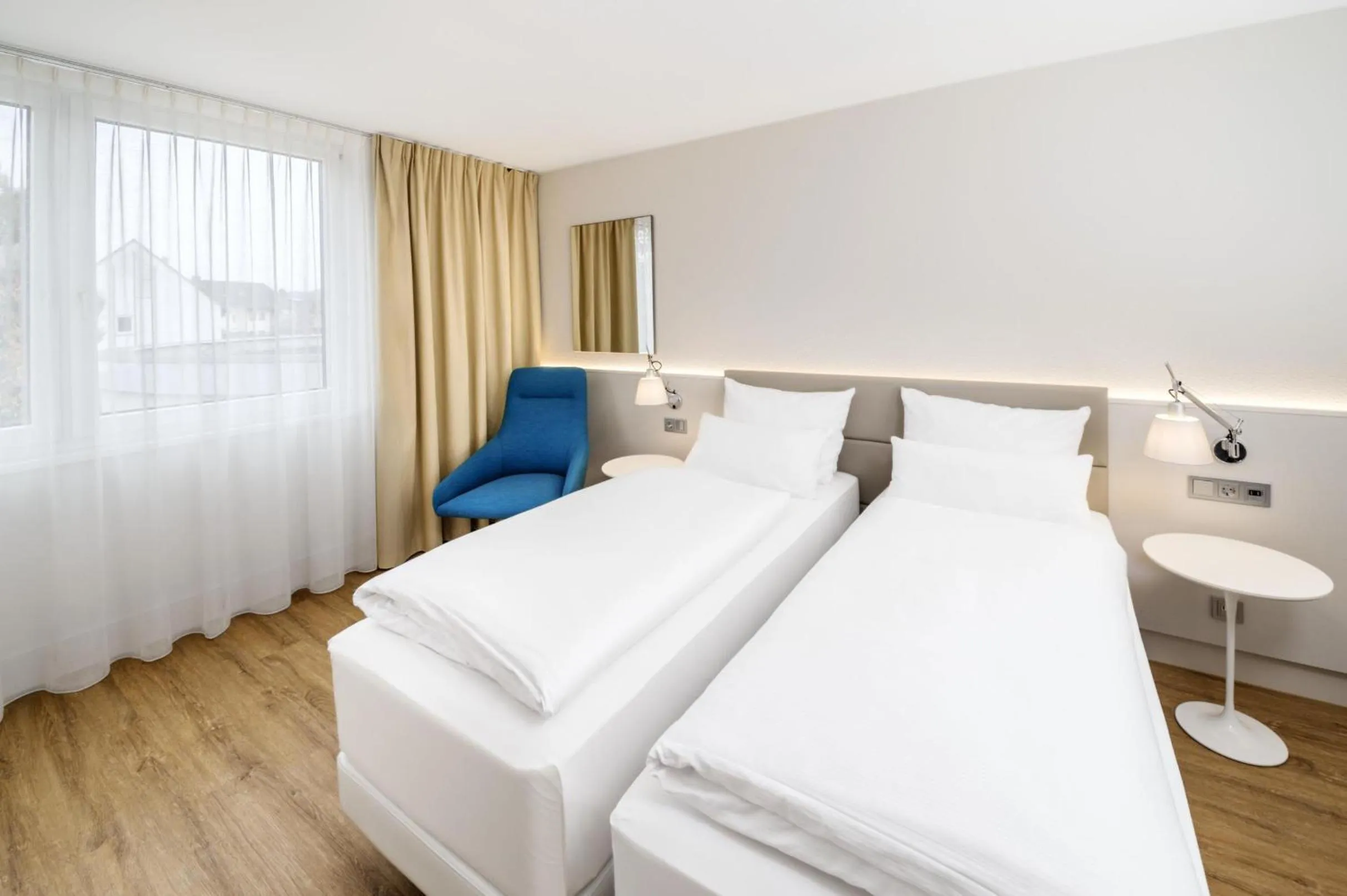 Bedroom, Bed in NH Weinheim