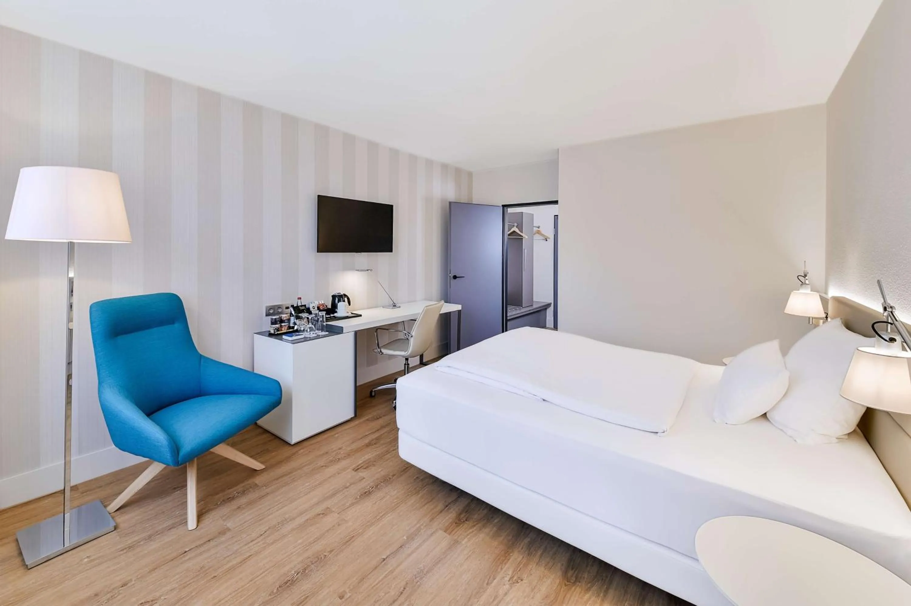 Bedroom, Bed in NH Weinheim