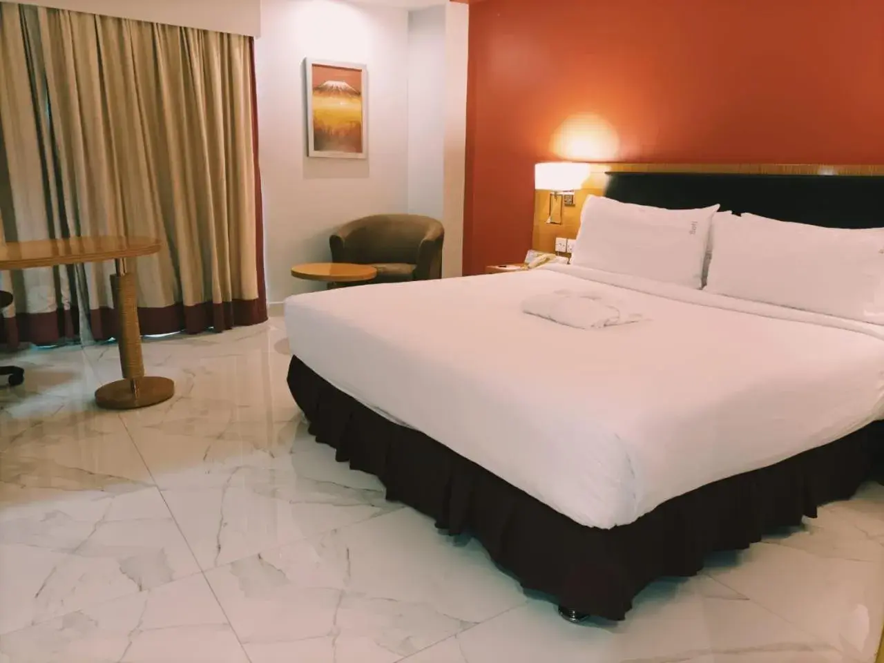 Premium Double Room - Lounge Access/Smoking in Holiday Inn Dar Es Salaam by IHG Premium Double Room - Lounge Access/Smoking in Holiday Inn Dar Es Salaam by IHG