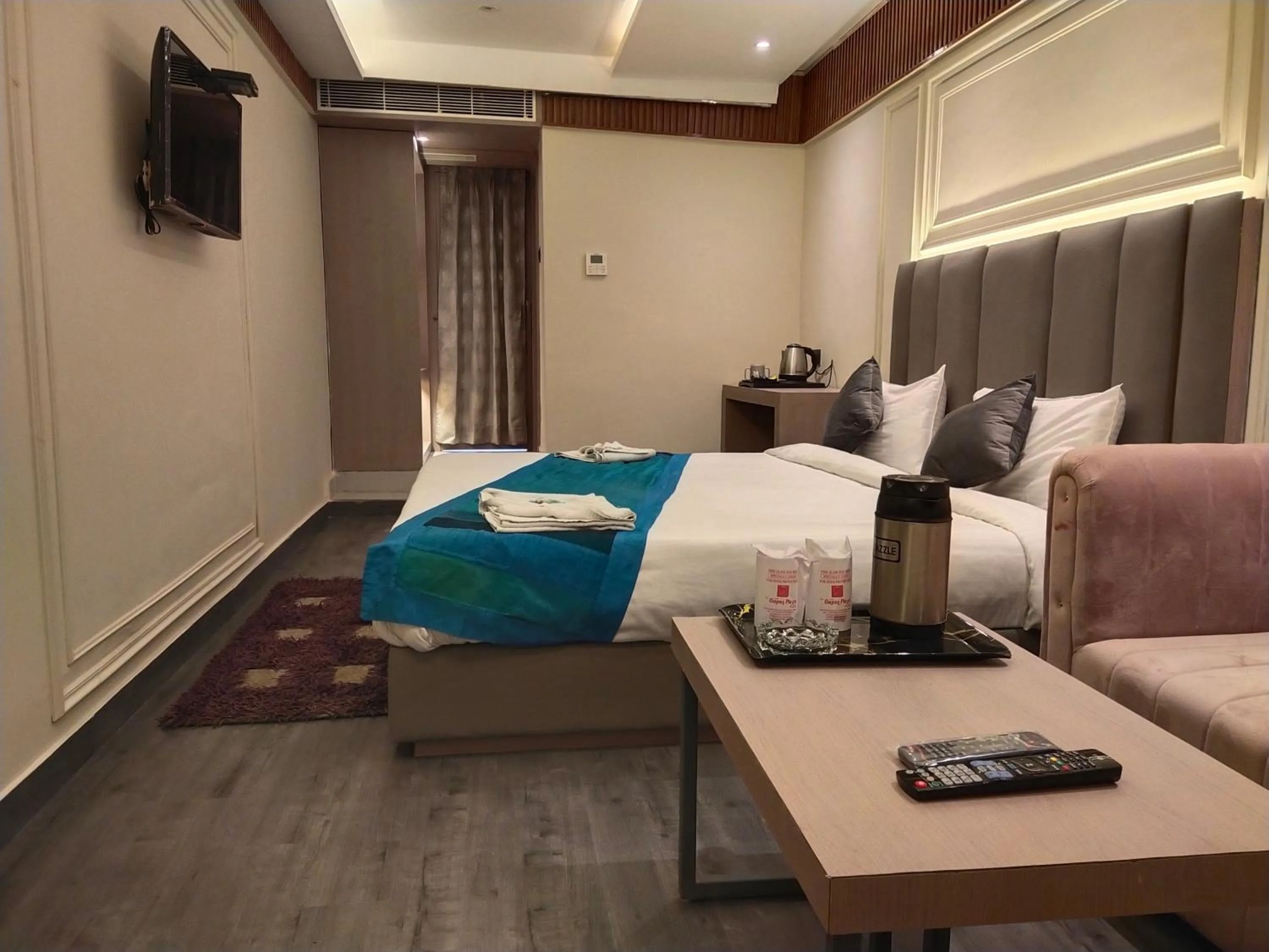 Communal lounge/ TV room, Bed in Hotel Gagan Plaza