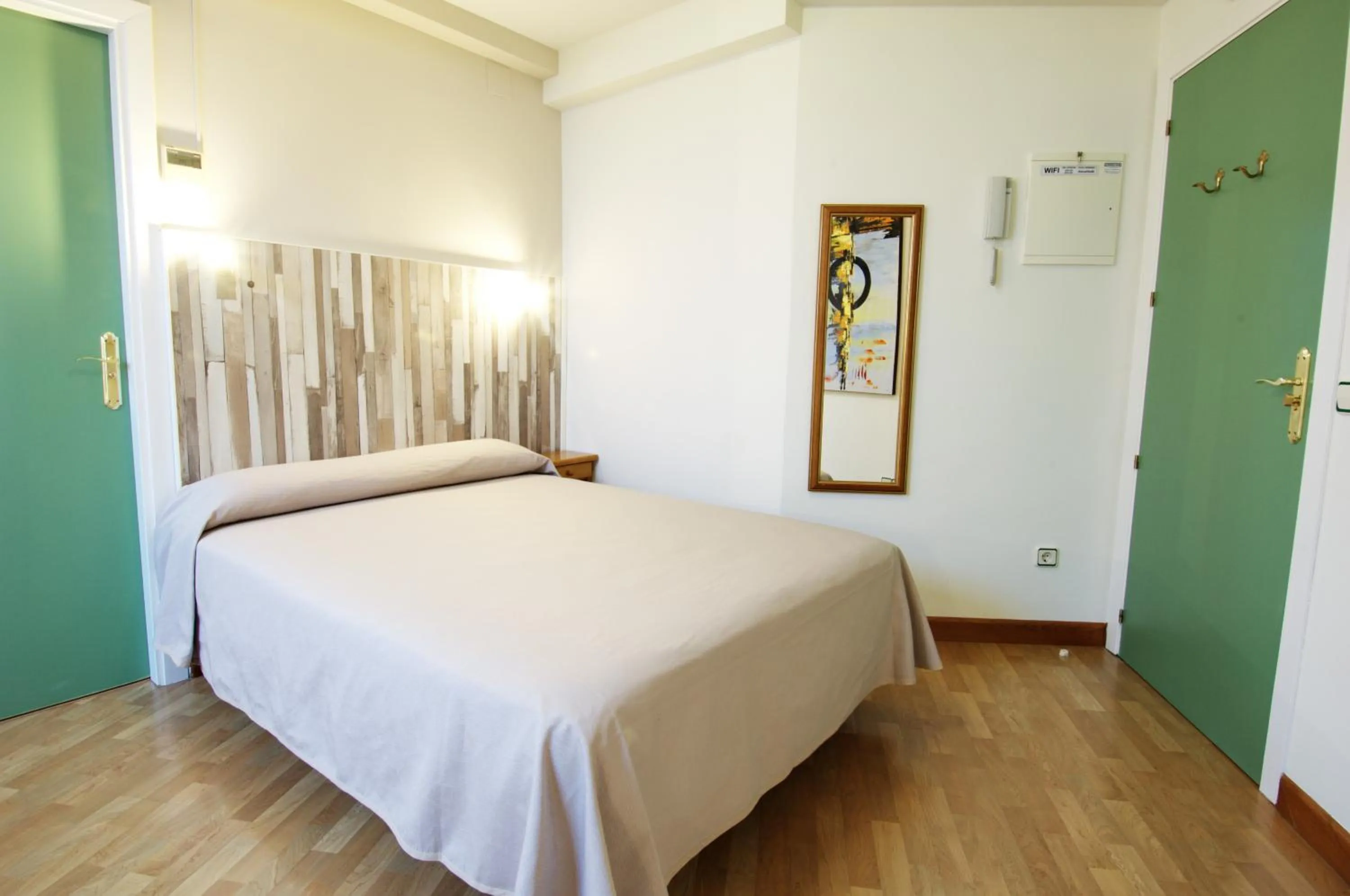 Photo of the whole room, Bed in Hotel Apartamentos Aralso