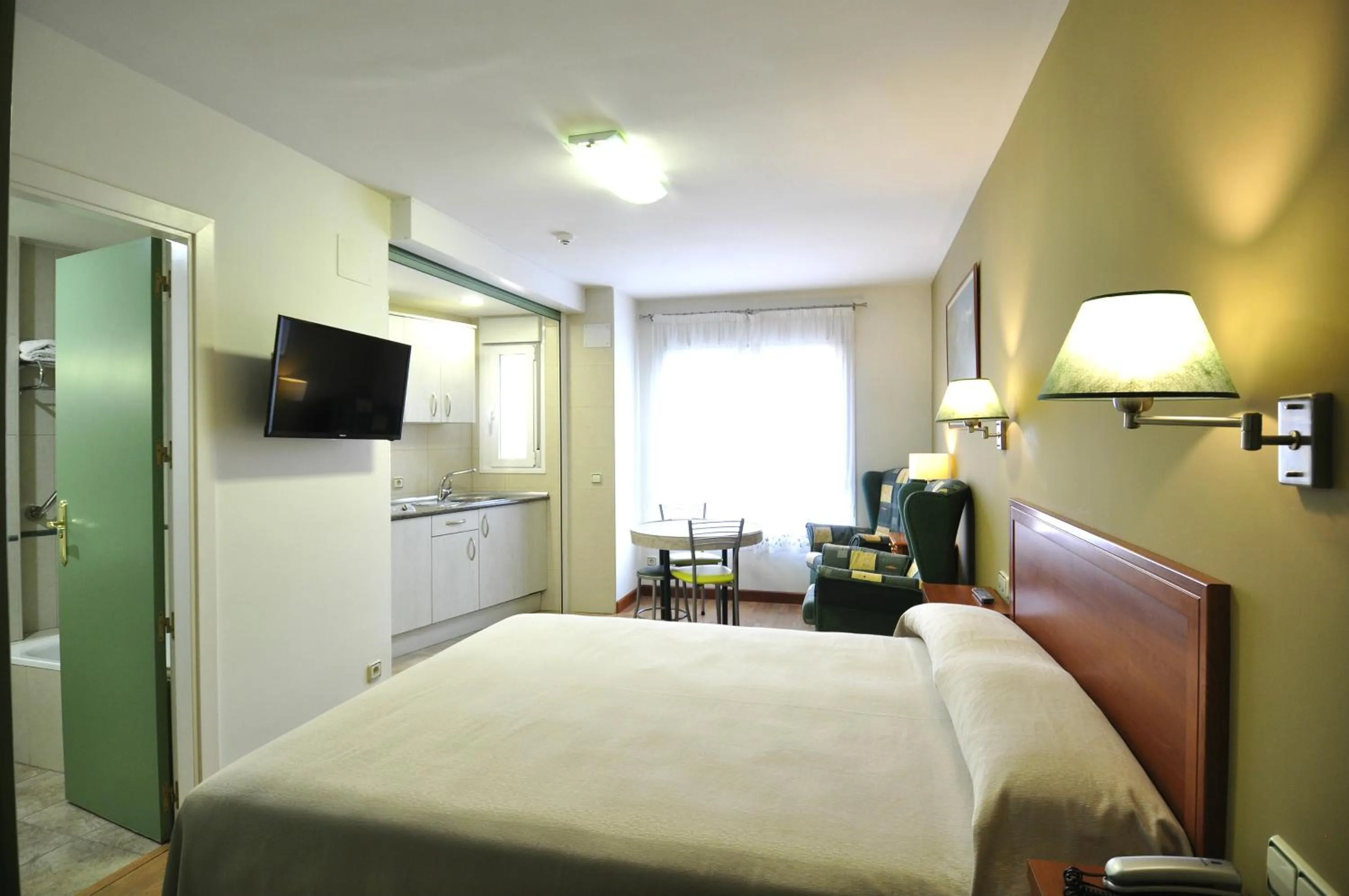 Photo of the whole room, Bed in Hotel Apartamentos Aralso