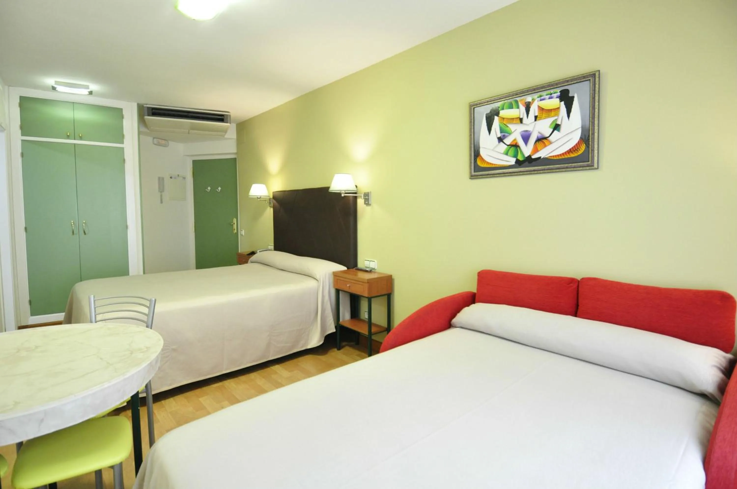 Photo of the whole room, Bed in Hotel Apartamentos Aralso