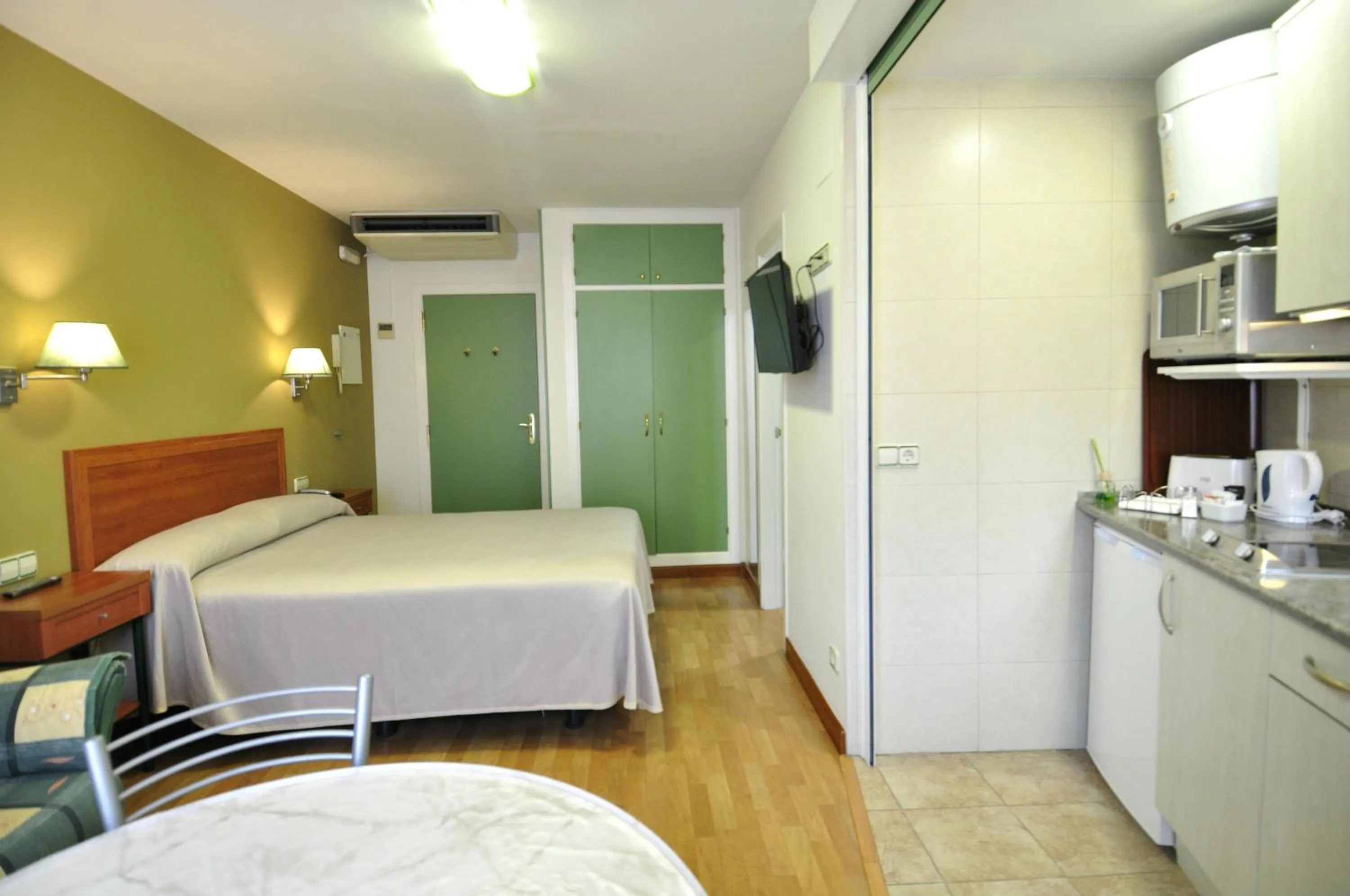 Photo of the whole room, Bed in Hotel Apartamentos Aralso