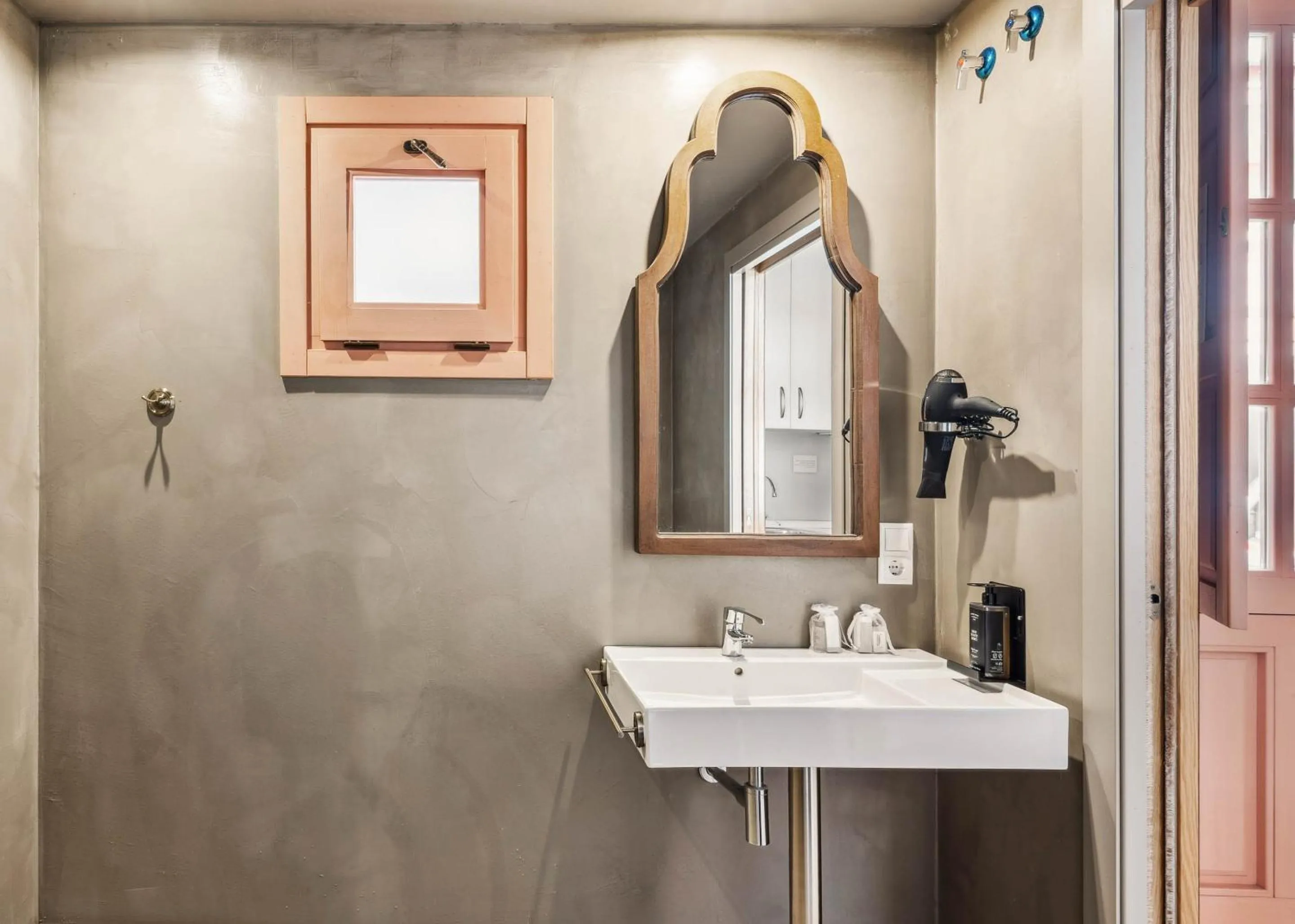 Bathroom in Limehome Cordoba Calle Pozanco - City Center