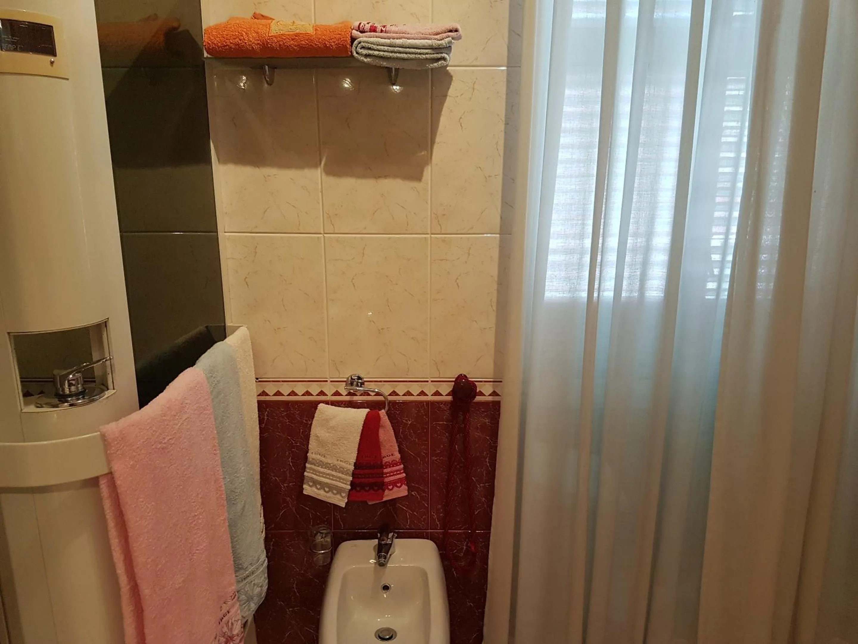 Photo of the whole room in Thousand Colors