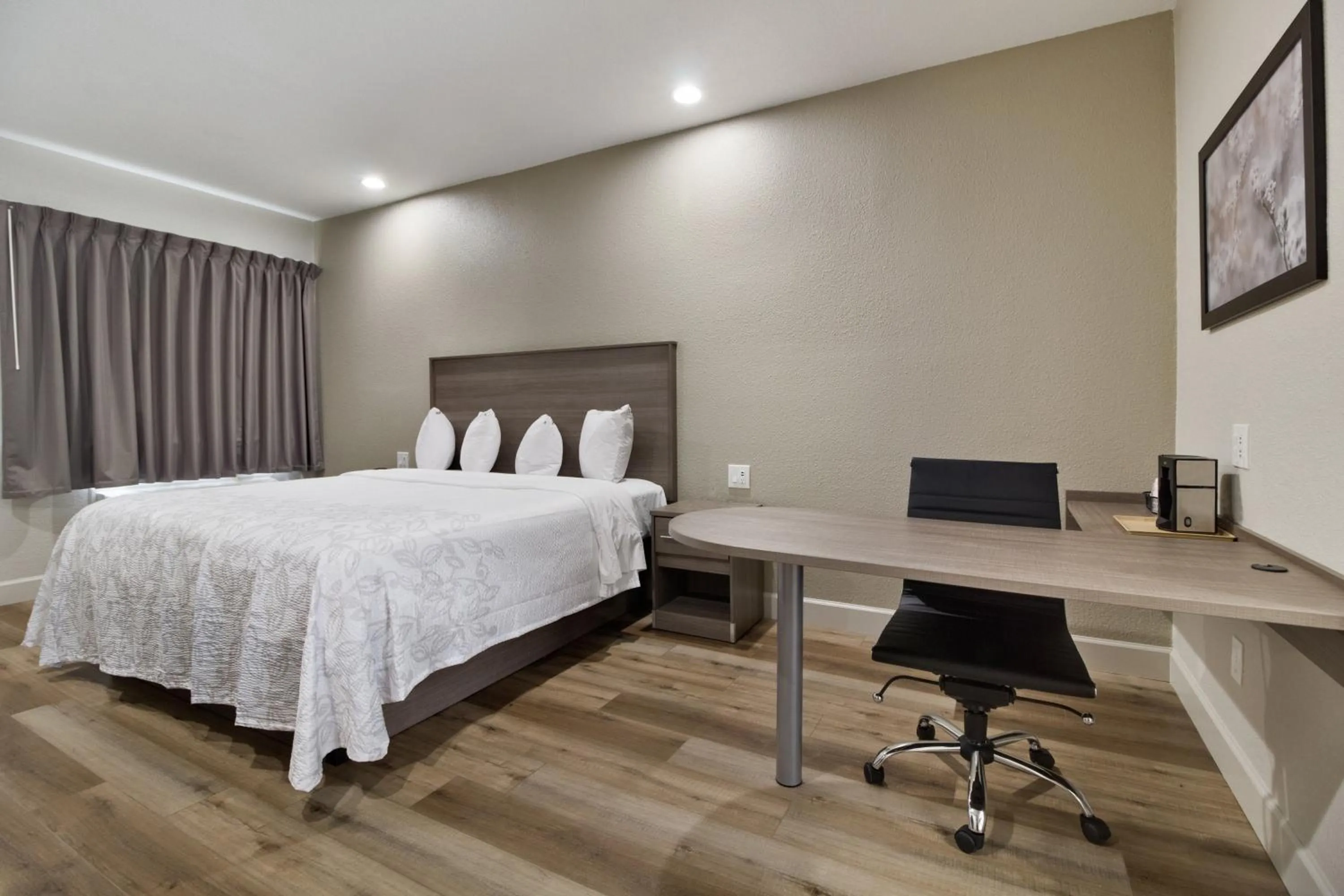 Photo of the whole room, Bed in Red Roof Inn PLUS + Galveston - Beachfront