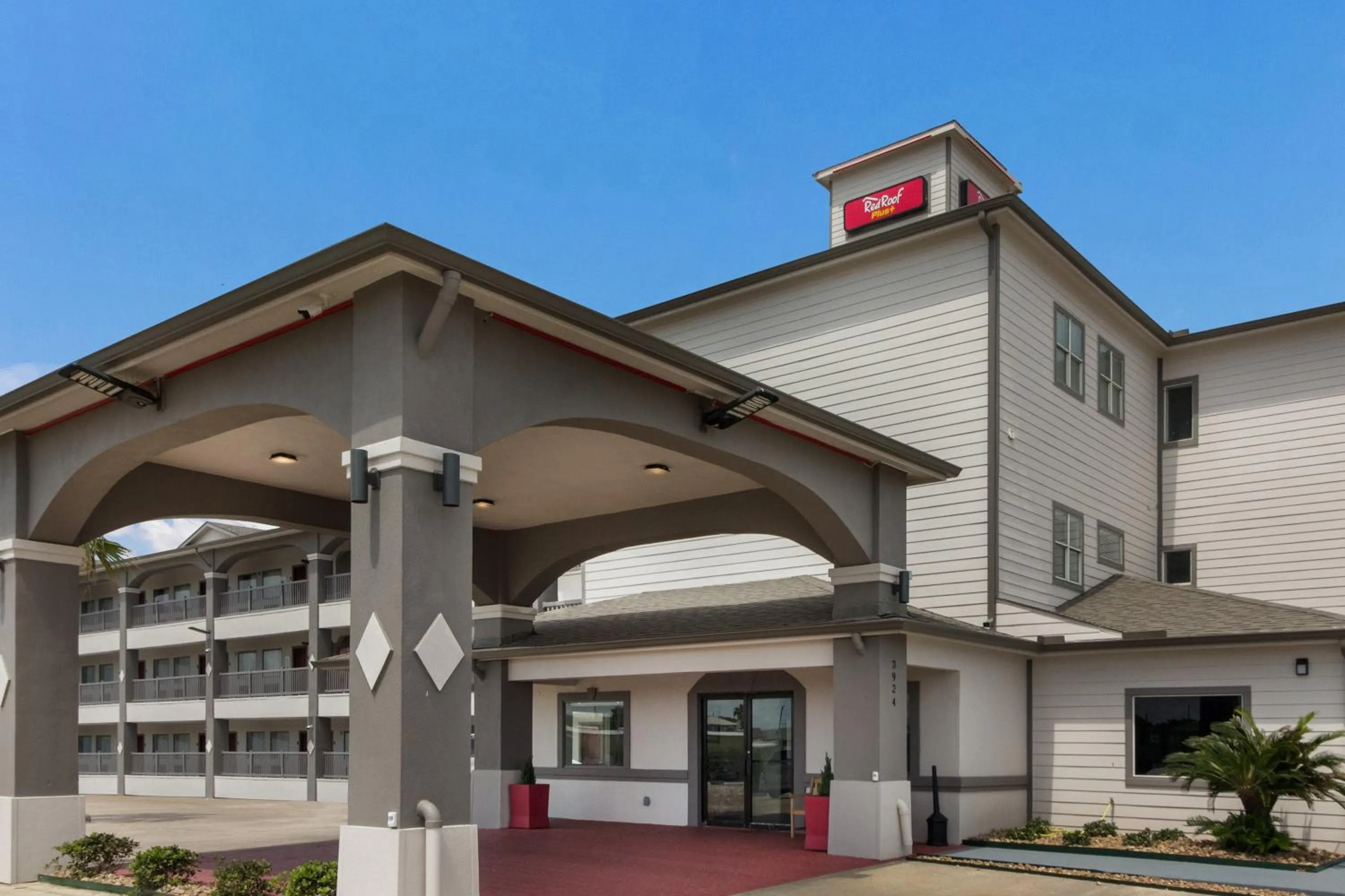 Property building in Red Roof Inn PLUS + Galveston - Beachfront
