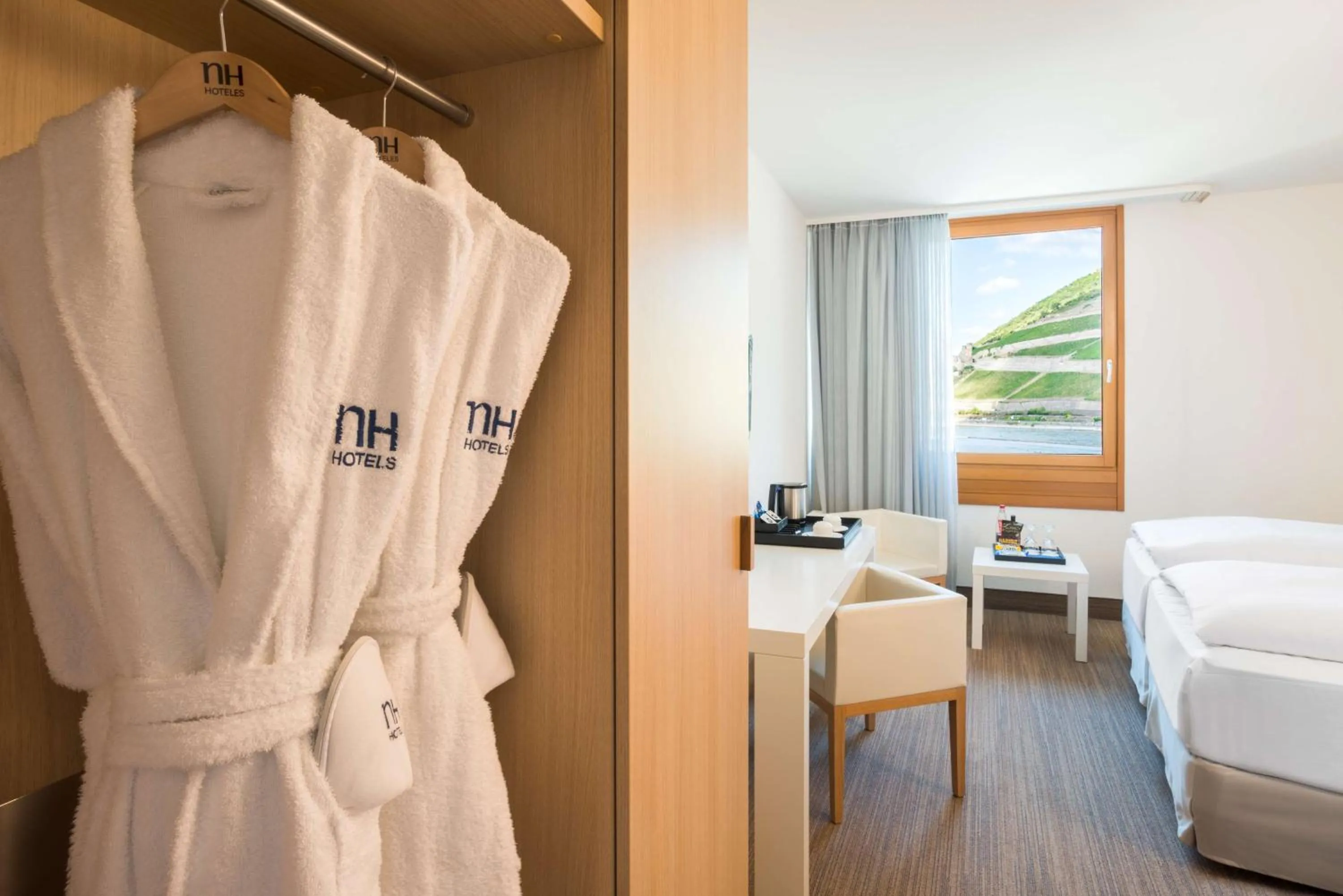 Coffee/tea facilities, Bed in NH Bingen