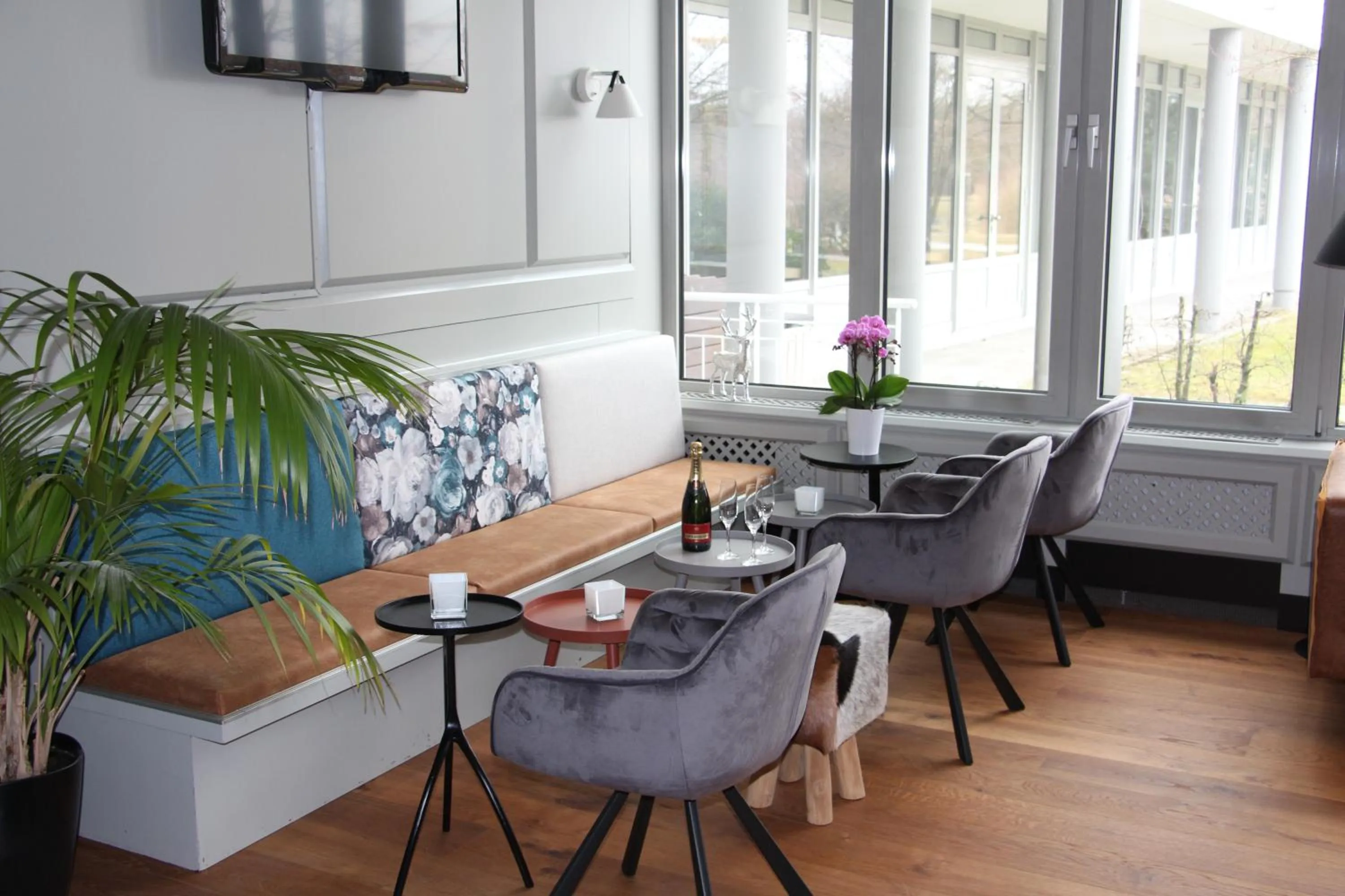 Communal lounge/ TV room in SCOTTY & PAUL Hotel Deggendorf