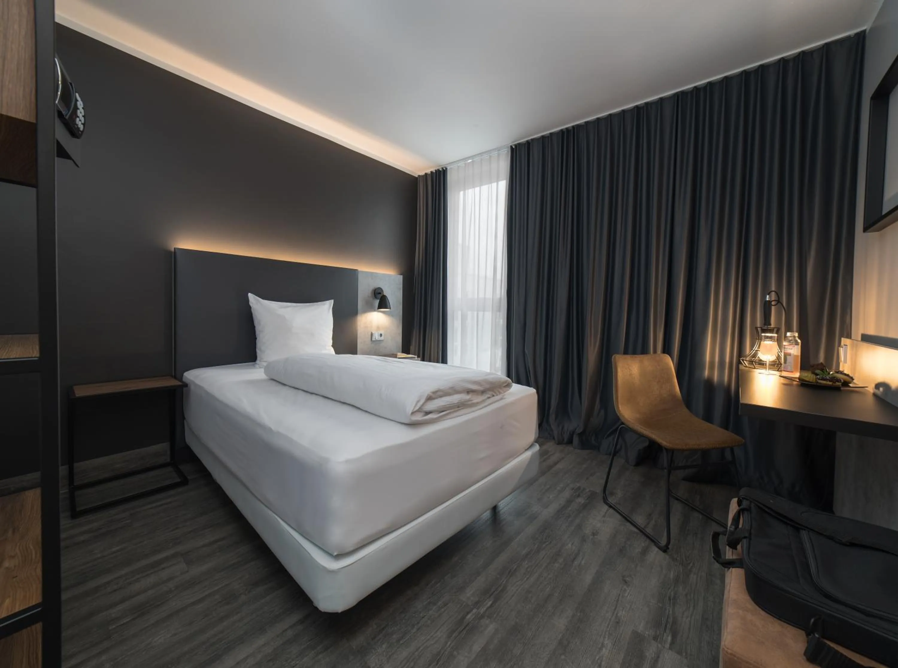 Photo of the whole room, Bed in SCOTTY & PAUL Hotel Deggendorf