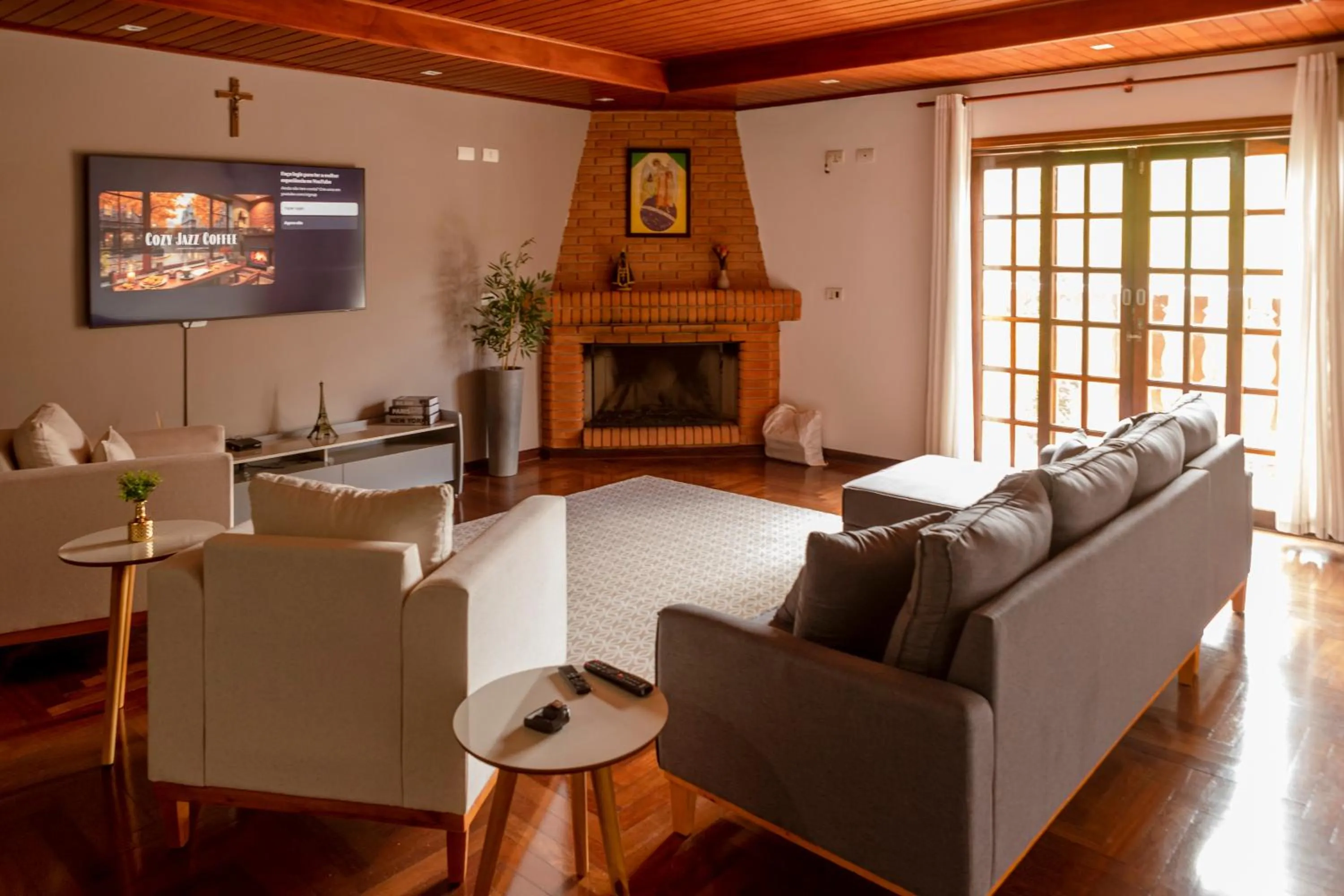 Communal lounge/ TV room in Pousada Portal da Serra