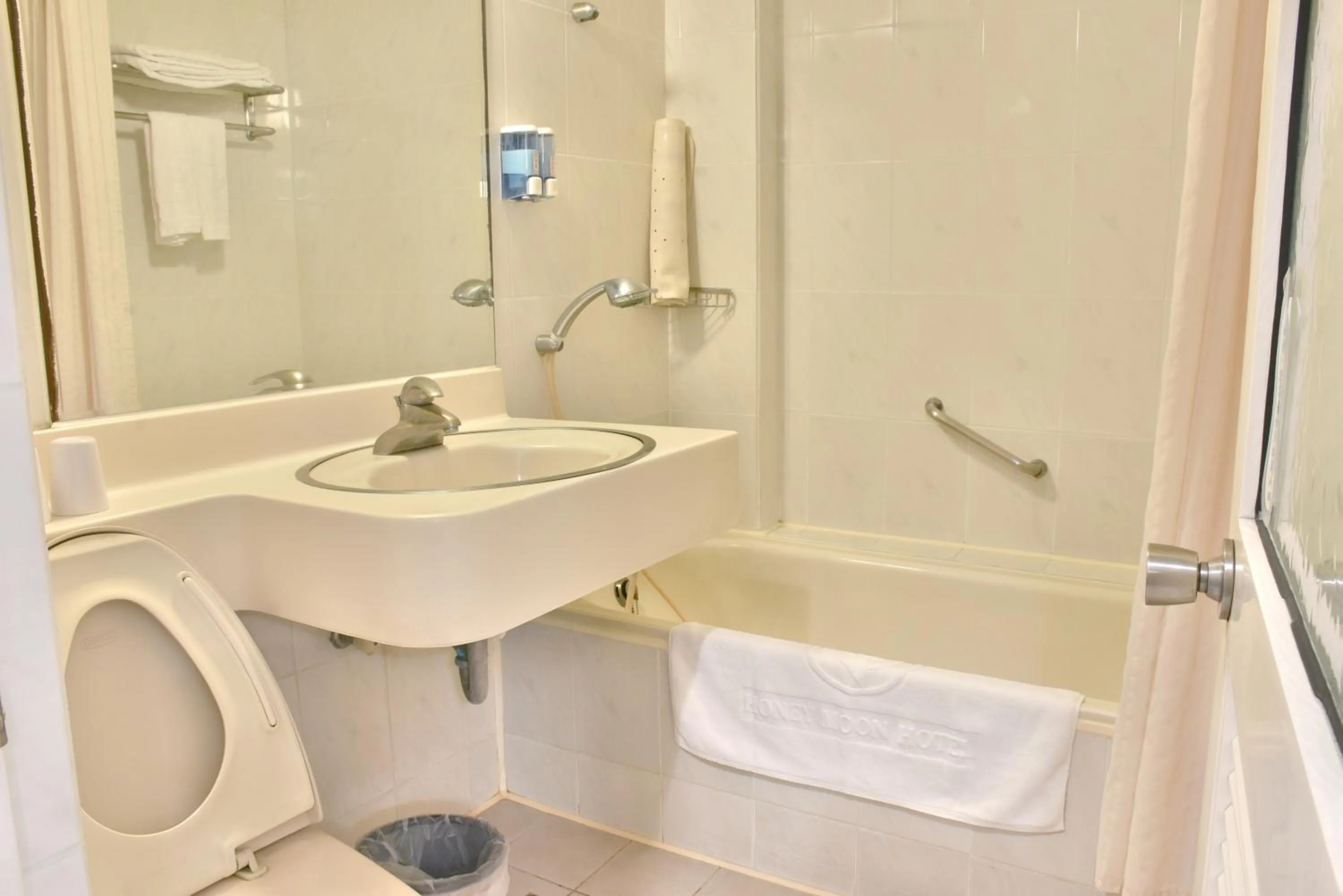 Bathroom in Honey Moon Hotel