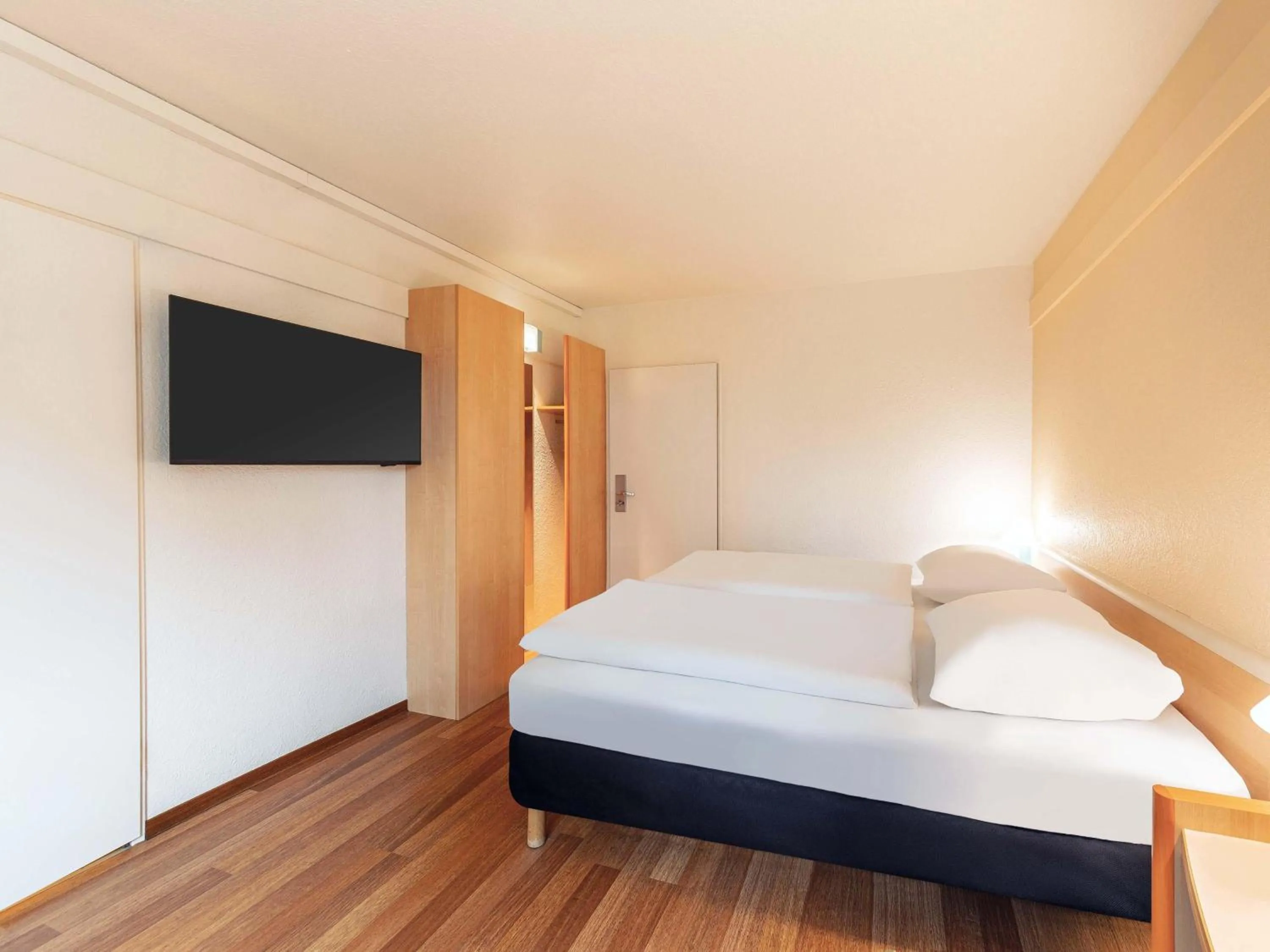 Photo of the whole room, Bed in B&B Hotel Essen-Hbf