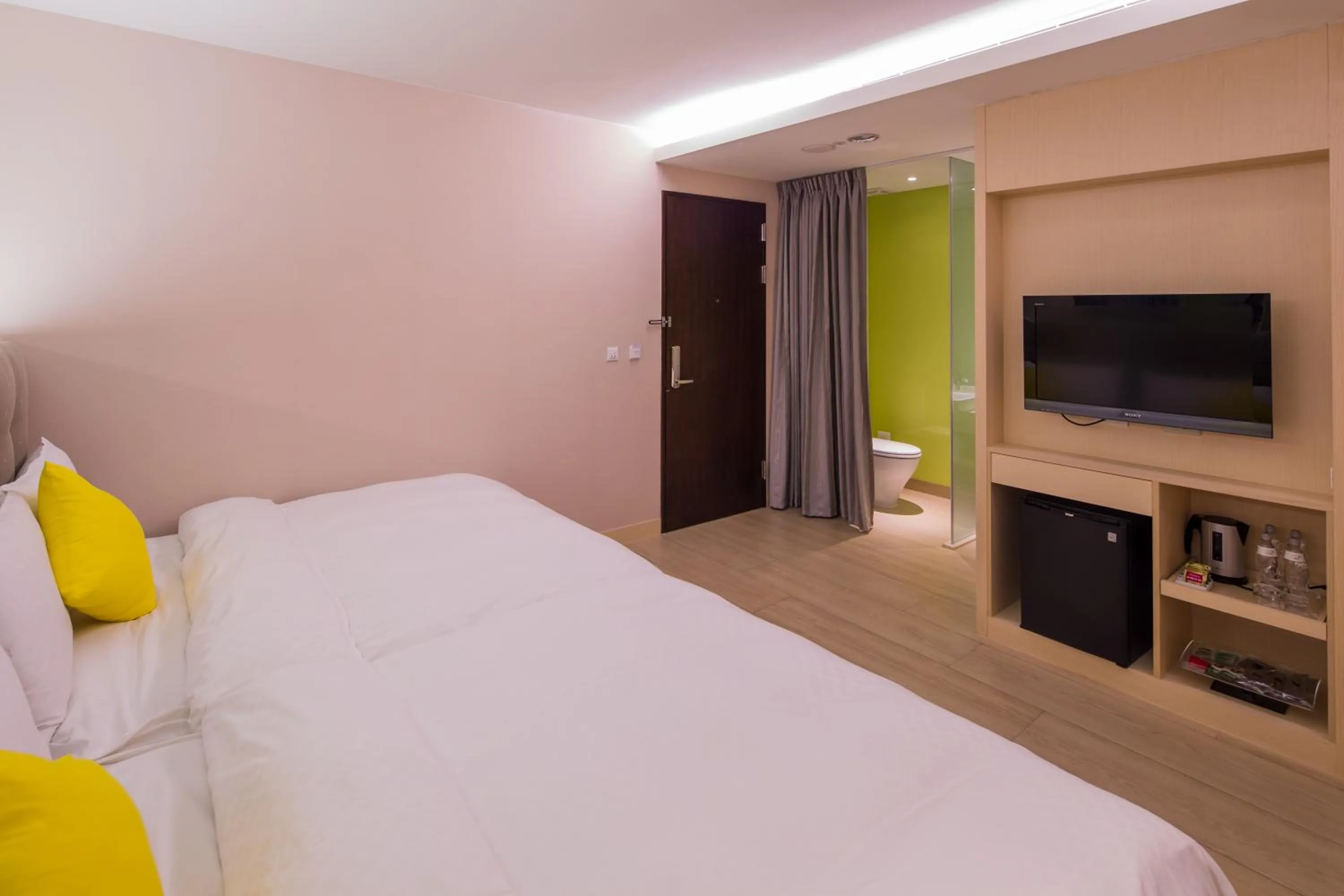 Photo of the whole room, Bed in Crystal Inn Sun Moon Lake