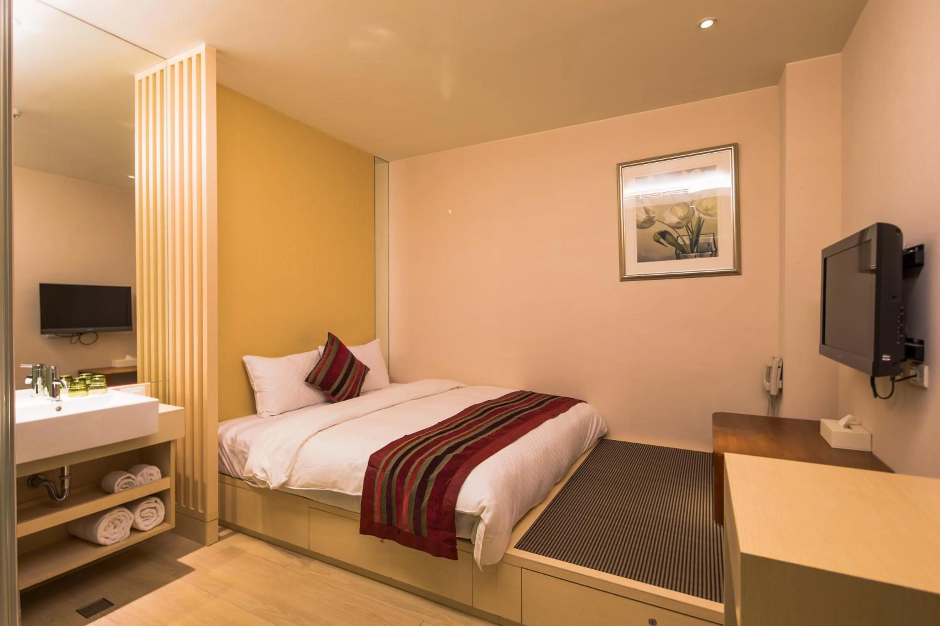 Photo of the whole room, Bed in Crystal Inn Sun Moon Lake