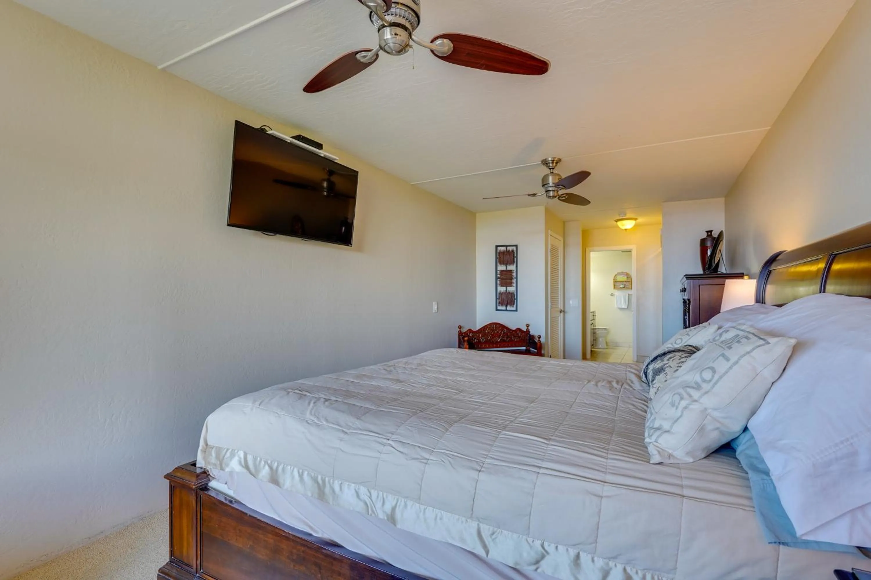 Bed in Kona Pacific Top Floor Retreat Ocean View and Pool!