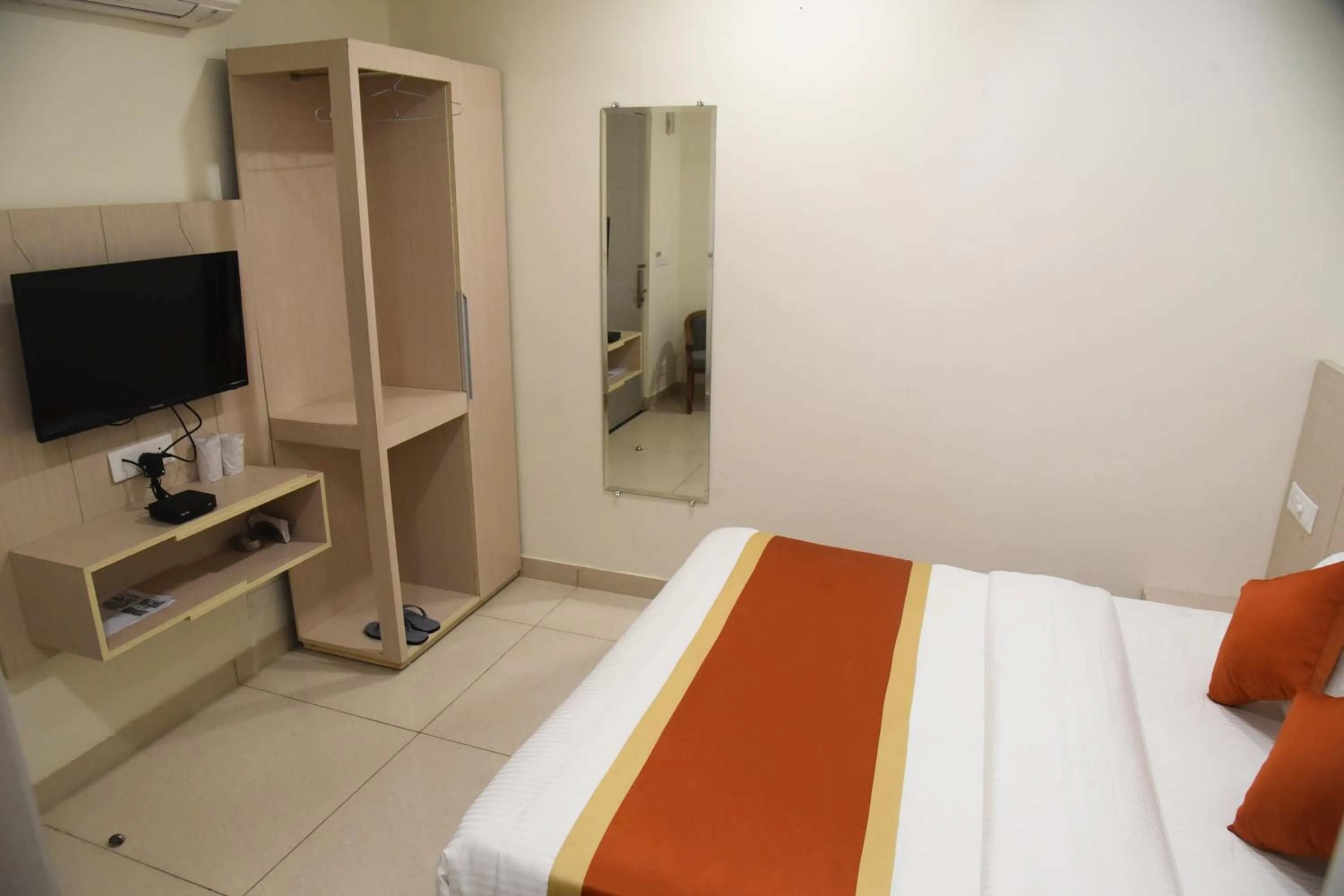 Communal lounge/ TV room, Bed in Hotel Hamilton