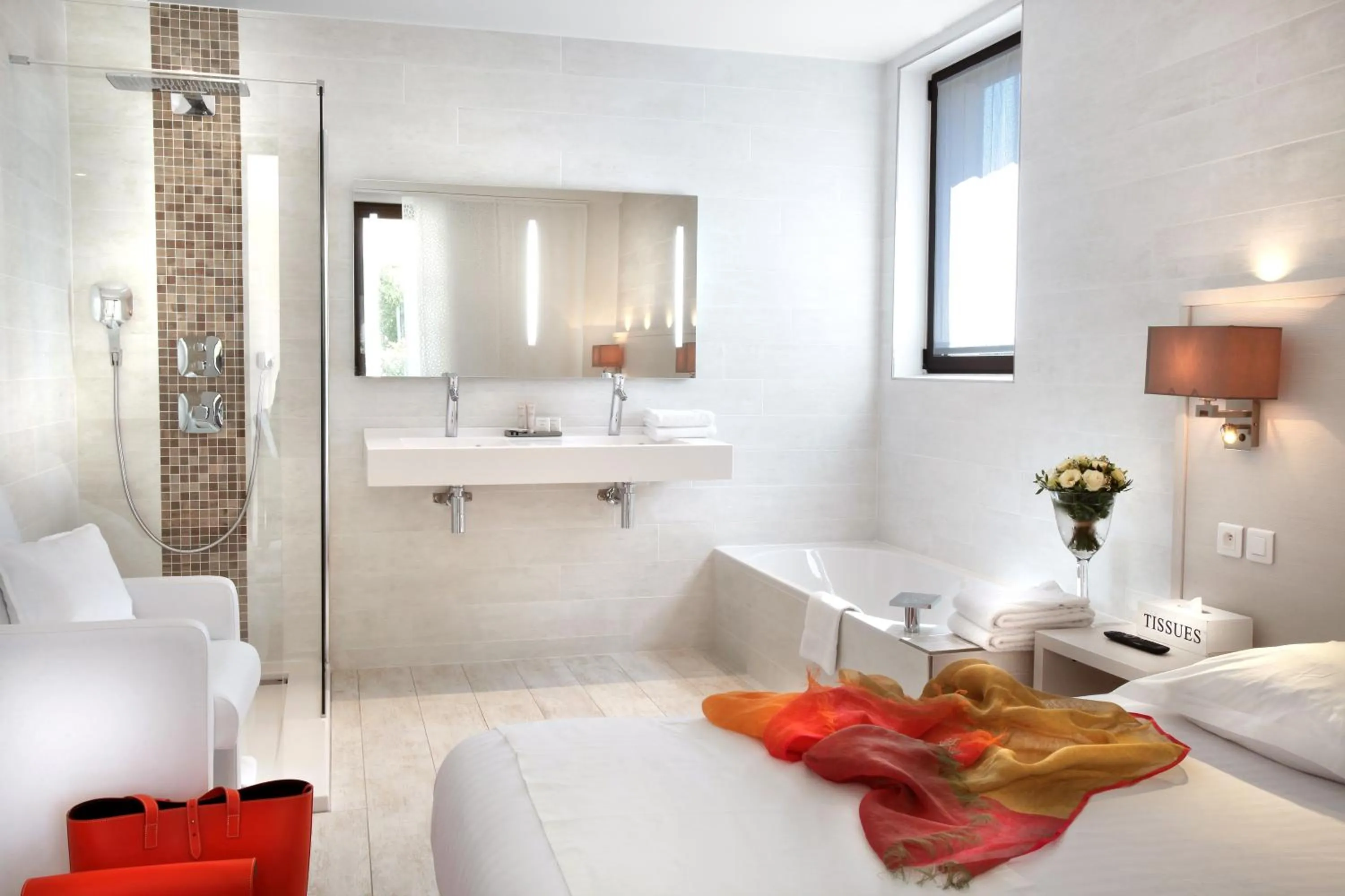 Shower, Bed in Seventeen Hotel