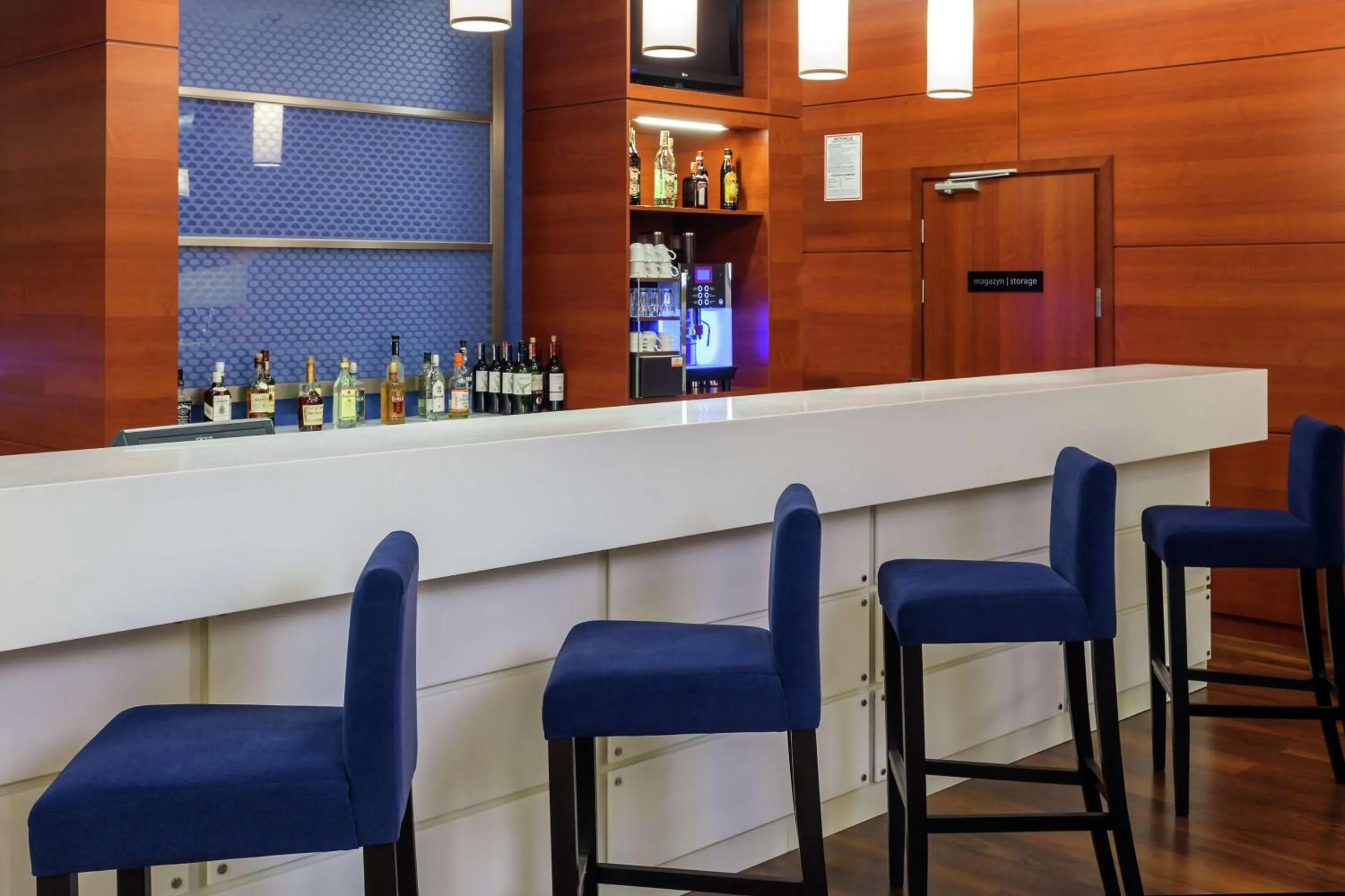 Lounge or bar in Hampton by Hilton Warsaw Airport