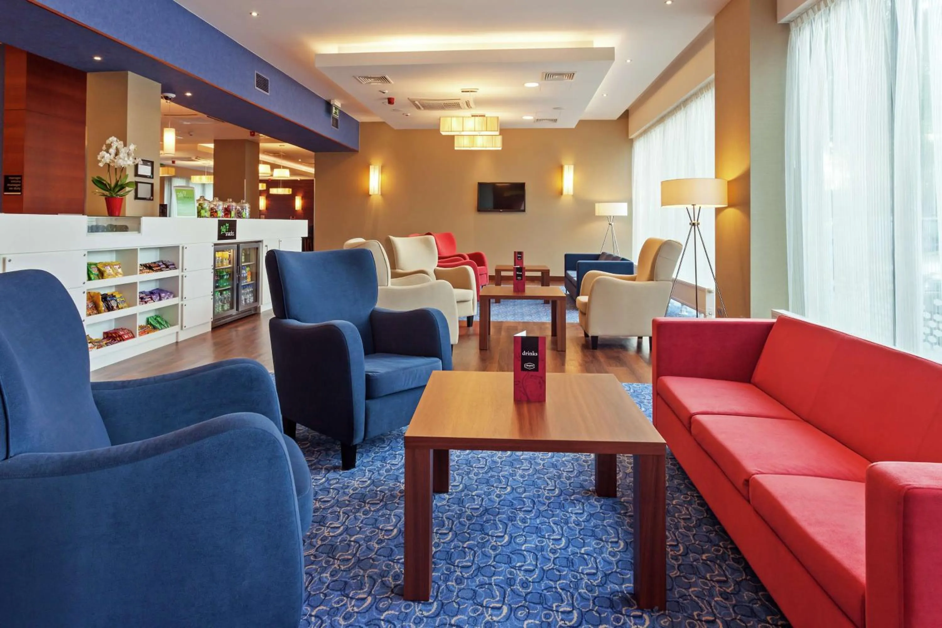 Lobby or reception in Hampton by Hilton Warsaw Airport